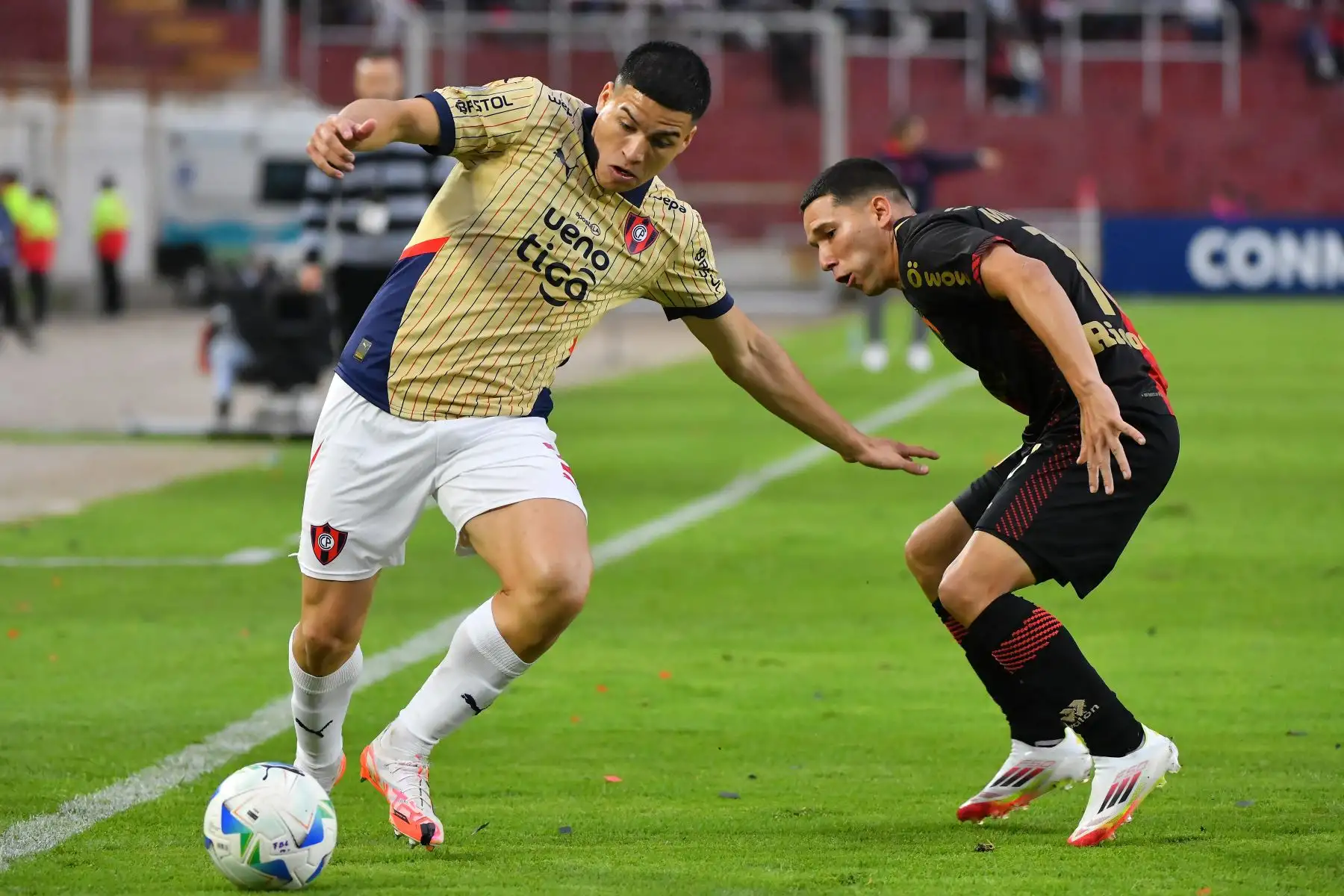 El defensor argentino de Cerro Porteño, Matías Pérez  y el mediocampista argentino de Melgar, Tomás Martínez luchan por el balón durante el partido de ida de la tercera ronda de clasificación de la Copa Libertadores entre Melgar de Perú y Cerro Porteño de Paraguay en el Estadio Monumental de la UNSA en Arequipa, Perú.
Foto: AFP