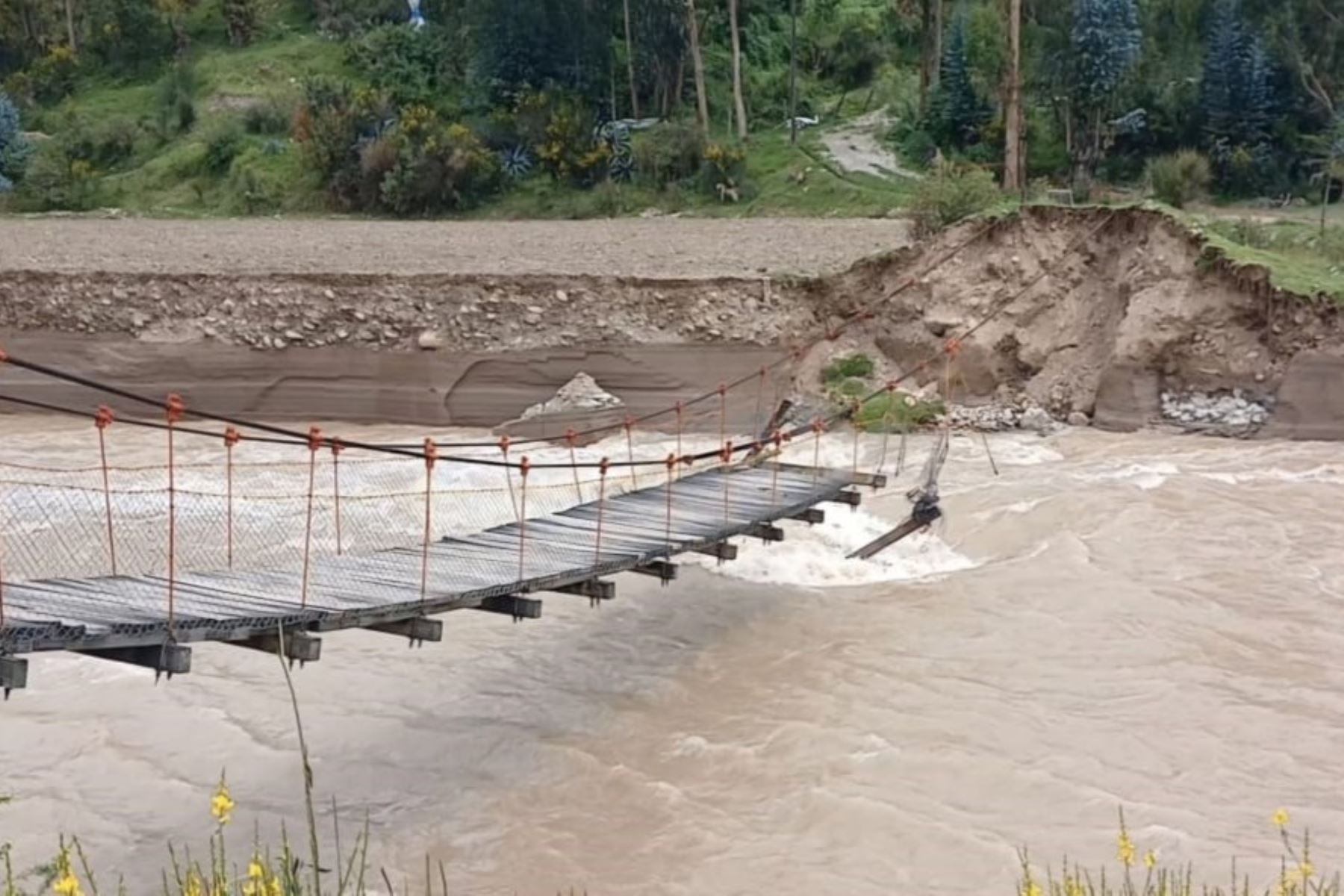 El puente colgante del sector Perla Alta, en la provincia de Chupaca, servía para cruzar al distrito huancaíno de Pilcomayo. Foto: Cortesía Pedro Tinoco