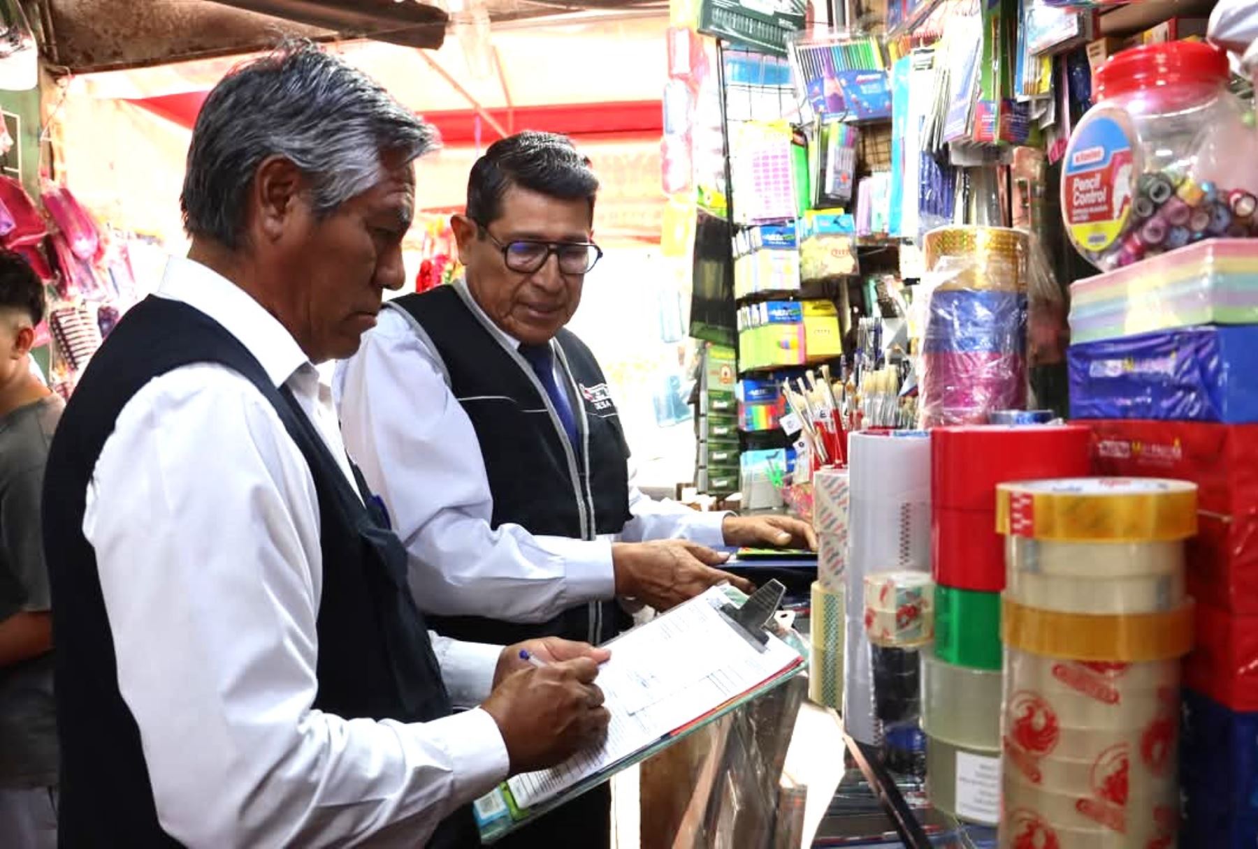 Personal de la Dirección Regional de Salud de Tacna fiscaliza la venta de útiles escolares en esa región para evitar la venta de productos tóxicos que afecten la salud de los niños y adolescentes. Foto: ANDINA/difusión.