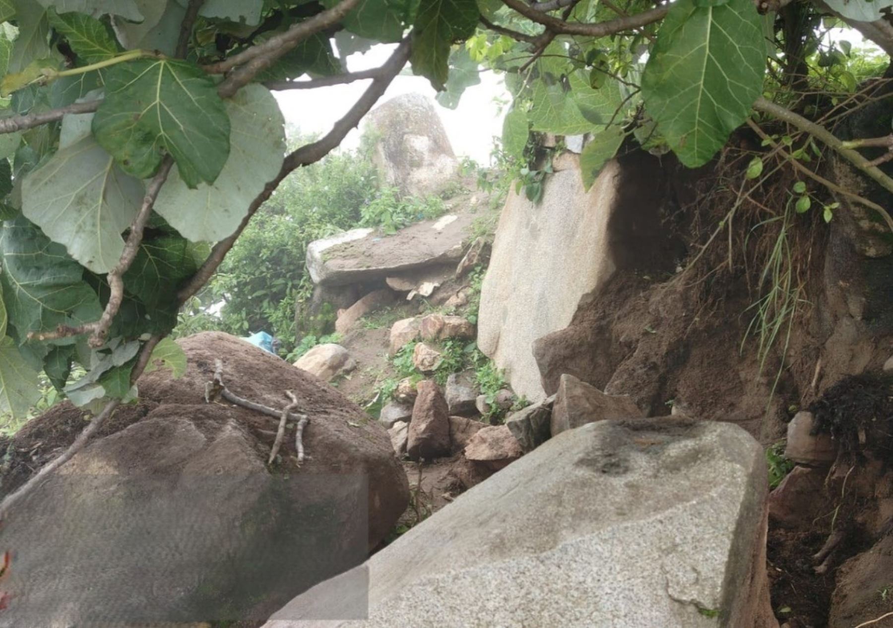 Un deslizamiento de rocas y tierra, provocado por las lluvias intensas, sepultó a una mujer. La tragedia ocurrió en el distrito de Pariacoto, provincia de Huaraz, en la sierra de Áncash. ANDINA/Difusión