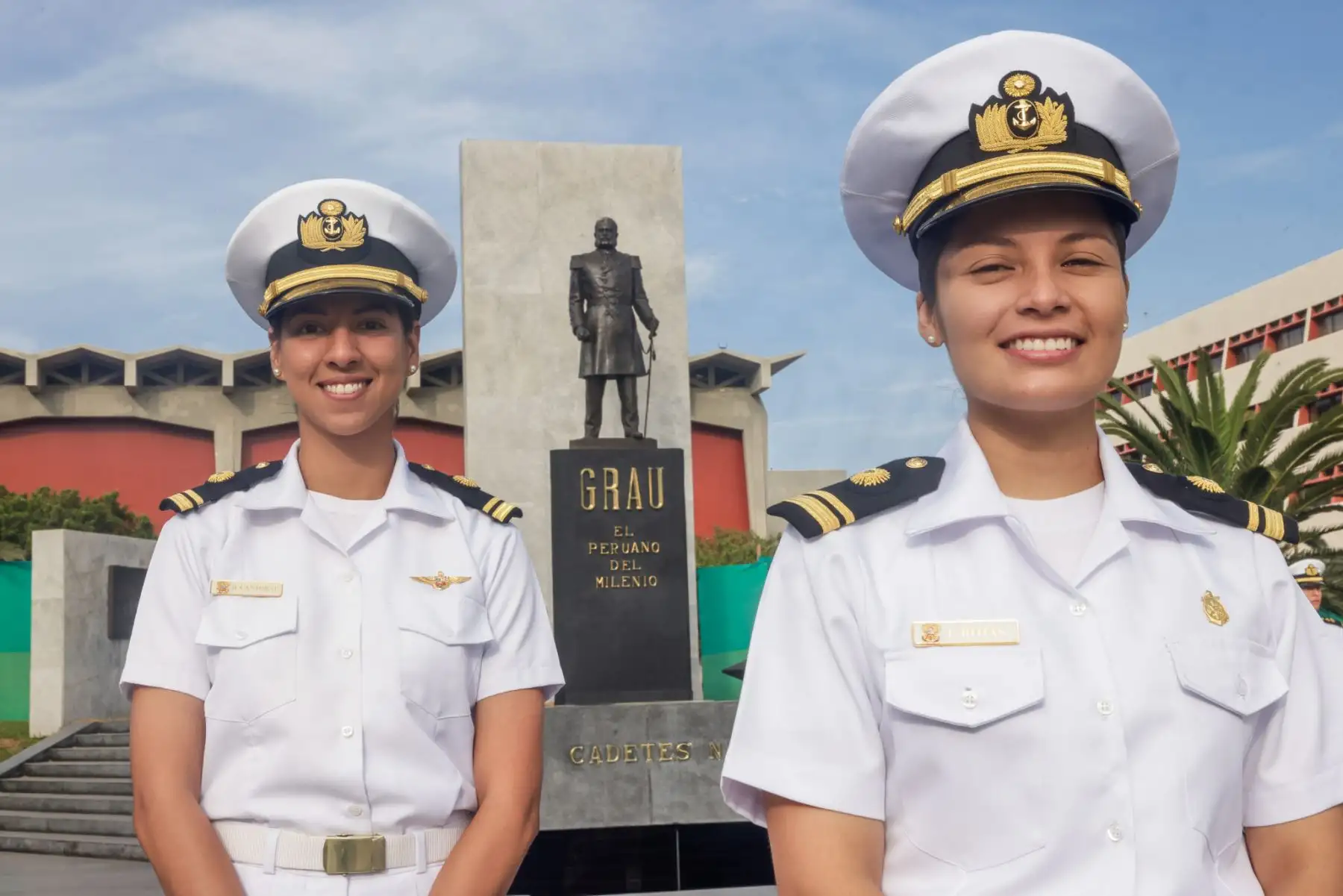Por el Día de la Mujer Militar, la teniente segundo de Aviación Naval Brenda Cantoral Mathews y la teniente segundo submarinista Flor Rojas Padilla, de la Fuerza de Submarinos, comparten sus experiencias y el desafío de abrirse camino en especialidades históricamente masculinas. Su trayectoria demuestra que la vida militar ofrece múltiples oportunidades de desarrollo profesional para las mujeres, permitiéndoles alcanzar logros sobresalientes en diversas áreas. Foto: ANDINA/Luis Iparraguirre