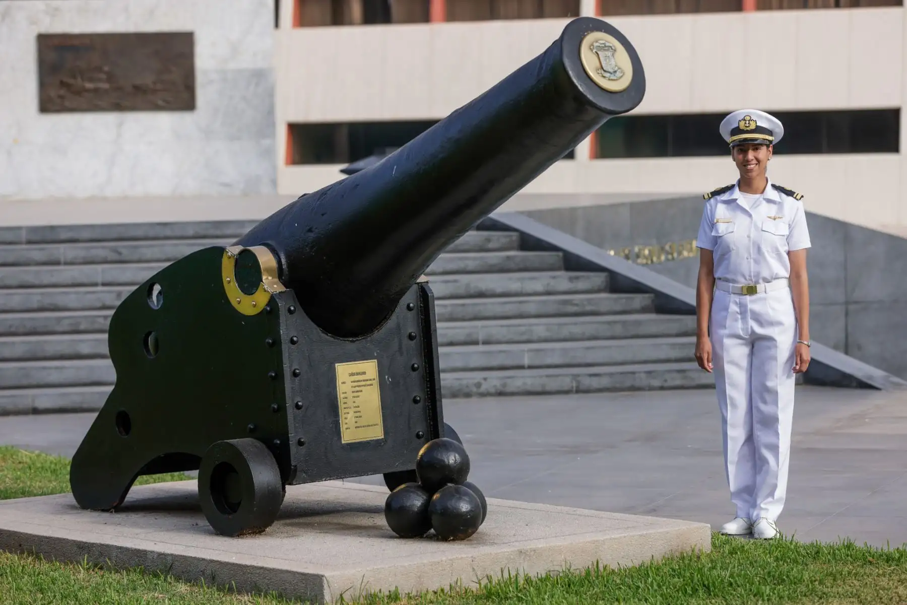 Por el Día de la Mujer Militar, la teniente segundo de Aviación Naval Brenda Cantoral Mathews y la teniente segundo submarinista Flor Rojas Padilla, de la Fuerza de Submarinos, comparten sus experiencias y el desafío de abrirse camino en especialidades históricamente masculinas. Su trayectoria demuestra que la vida militar ofrece múltiples oportunidades de desarrollo profesional para las mujeres, permitiéndoles alcanzar logros sobresalientes en diversas áreas. Foto: ANDINA/Luis Iparraguirre