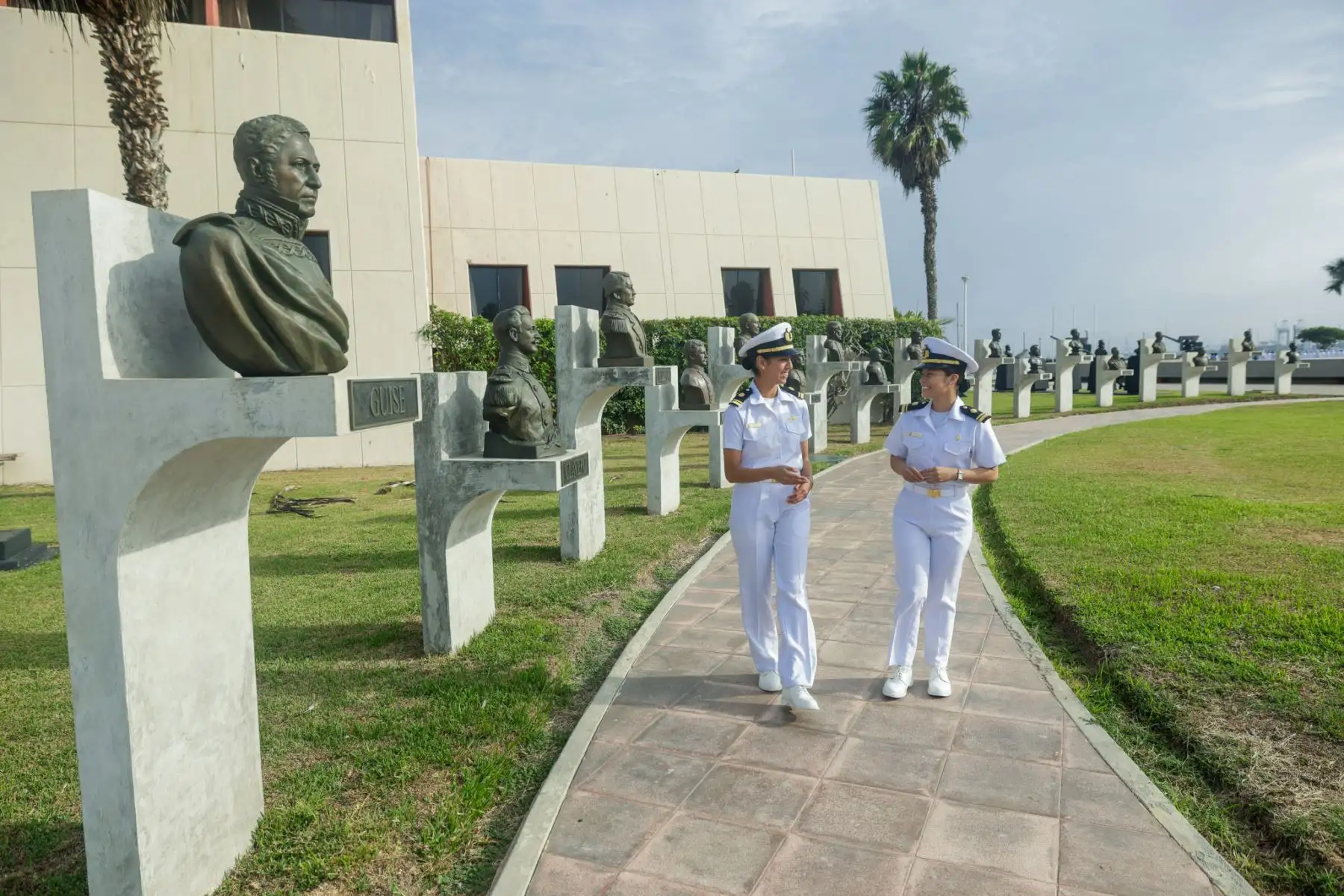 Por el Día de la Mujer Militar, la teniente segundo de Aviación Naval Brenda Cantoral Mathews y la teniente segundo submarinista Flor Rojas Padilla, de la Fuerza de Submarinos, comparten sus experiencias y el desafío de abrirse camino en especialidades históricamente masculinas. Su trayectoria demuestra que la vida militar ofrece múltiples oportunidades de desarrollo profesional para las mujeres, permitiéndoles alcanzar logros sobresalientes en diversas áreas. Foto: ANDINA/Luis Iparraguirre