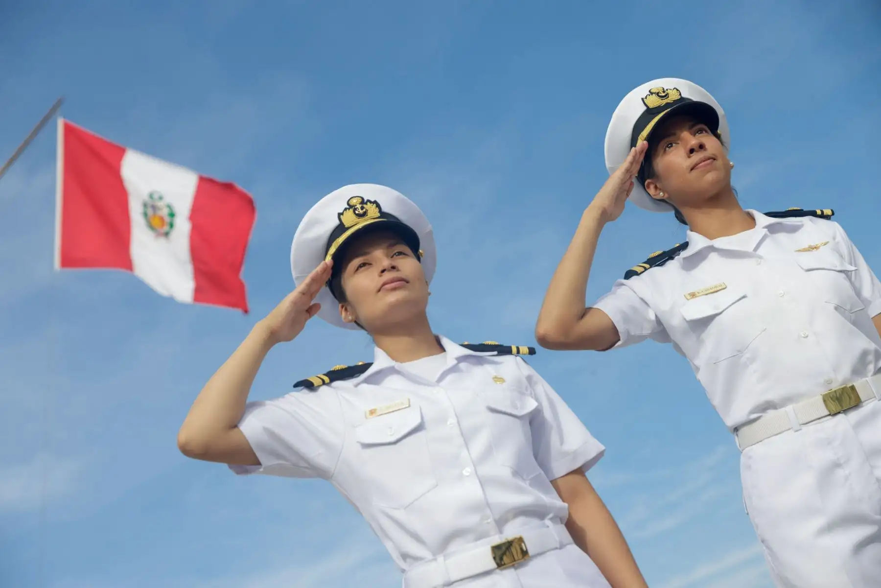 Por el Día de la Mujer Militar, la teniente segundo de Aviación Naval Brenda Cantoral Mathews y la teniente segundo submarinista Flor Rojas Padilla, de la Fuerza de Submarinos, comparten sus experiencias y el desafío de abrirse camino en especialidades históricamente masculinas. Su trayectoria demuestra que la vida militar ofrece múltiples oportunidades de desarrollo profesional para las mujeres, permitiéndoles alcanzar logros sobresalientes en diversas áreas. Foto: ANDINA/Luis Iparraguirre