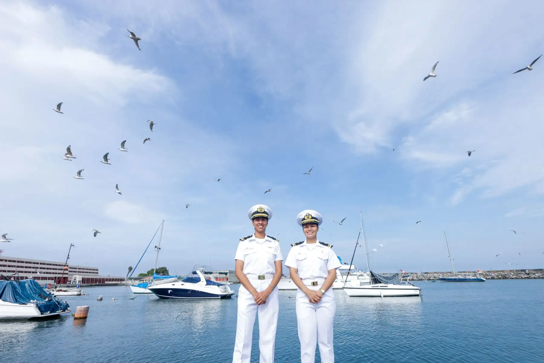 Por el Día de la Mujer Militar, la teniente segundo de Aviación Naval Brenda Cantoral Mathews y la teniente segundo submarinista Flor Rojas Padilla, de la Fuerza de Submarinos, comparten sus experiencias y el desafío de abrirse camino en especialidades históricamente masculinas. Su trayectoria demuestra que la vida militar ofrece múltiples oportunidades de desarrollo profesional para las mujeres, permitiéndoles alcanzar logros sobresalientes en diversas áreas. Foto: ANDINA/Luis Iparraguirre