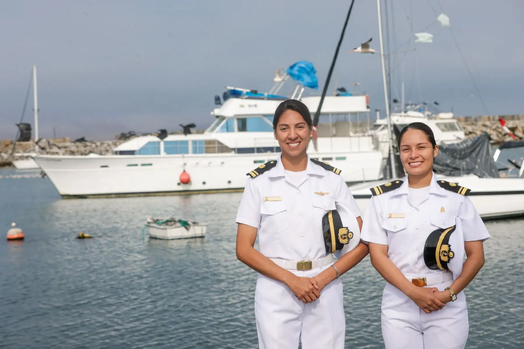 Por el Día de la Mujer Militar, la teniente segundo de Aviación Naval Brenda Cantoral Mathews y la teniente segundo submarinista Flor Rojas Padilla, de la Fuerza de Submarinos, comparten sus experiencias y el desafío de abrirse camino en especialidades históricamente masculinas. Su trayectoria demuestra que la vida militar ofrece múltiples oportunidades de desarrollo profesional para las mujeres, permitiéndoles alcanzar logros sobresalientes en diversas áreas. Foto: ANDINA/Luis Iparraguirre