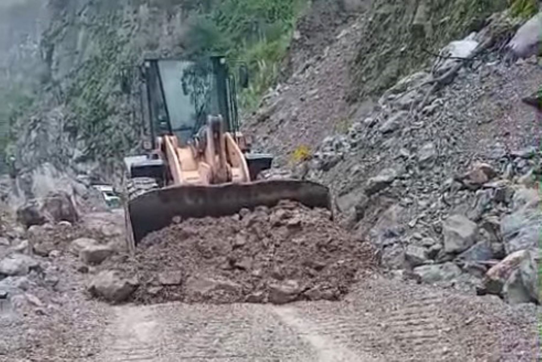 Maquinaria pesada intenta desbloquear vía sobre la que cayó derrumbe en Yauyos. ANDINA/Difusión