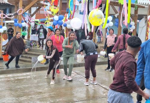 Julcán se convierte en un campo de batalla donde los combatientes "luchan" armados con globos y pintura en el día central del carnaval en esta ciudad liberteña. Foto: Luis Puell