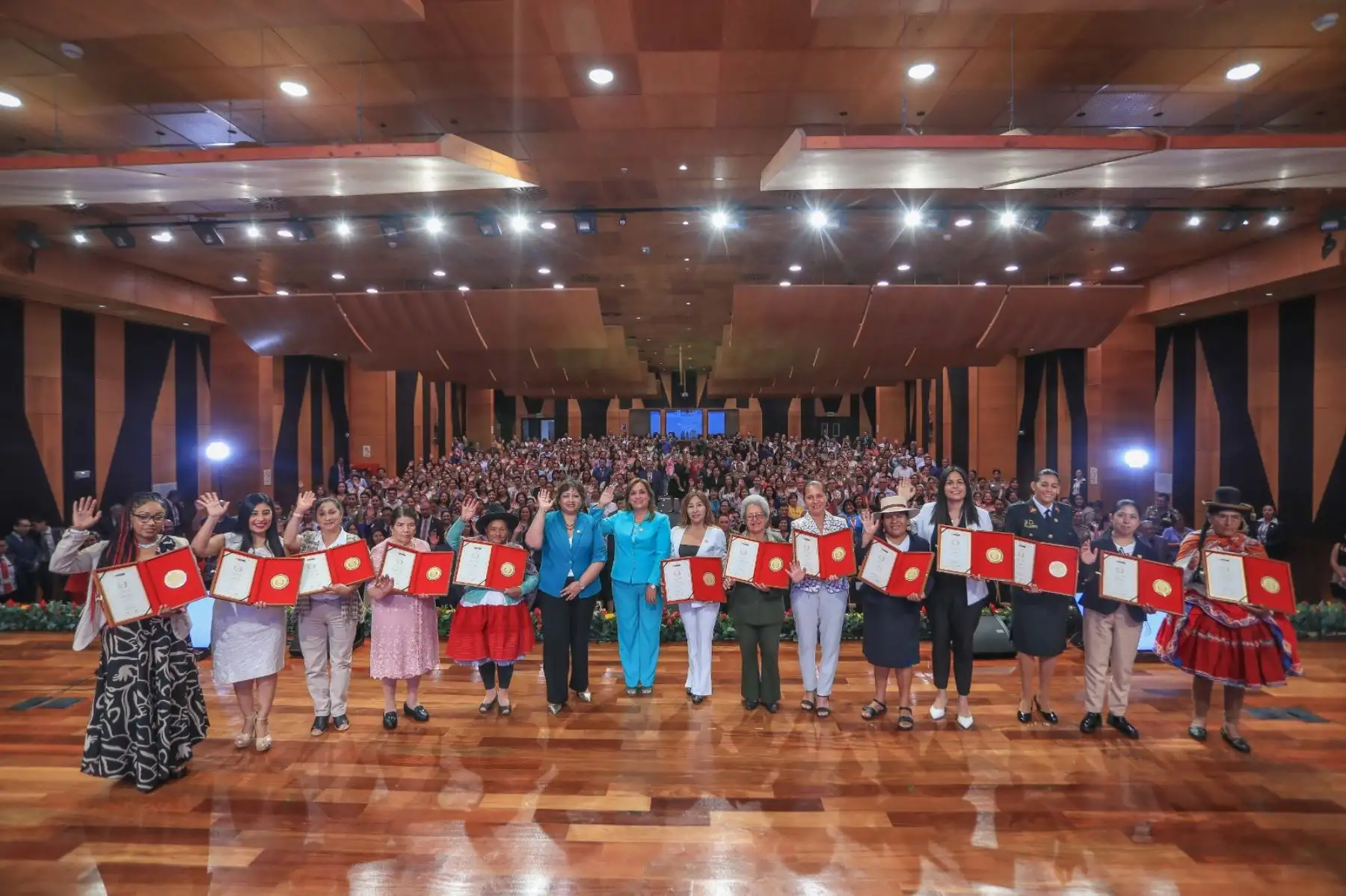 La presidenta Dina Boluarte lidera la ceremonia de entrega de la Orden al Mérito de la Mujer 2025, un reconocimiento a peruanas ejemplares por su compromiso y aporte al desarrollo del país. Foto: ANDINA/Prensa Presidencia