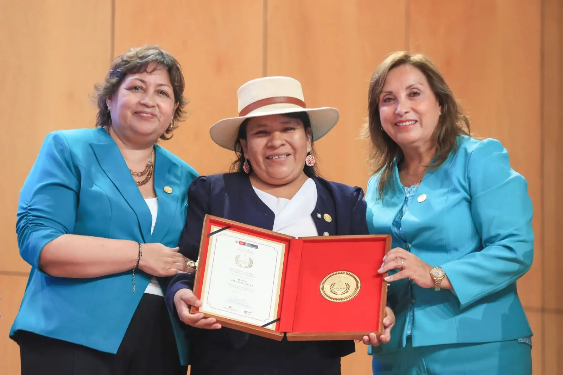La presidenta Dina Boluarte lidera la ceremonia de entrega de la Orden al Mérito de la Mujer 2025, un reconocimiento a peruanas ejemplares por su compromiso y aporte al desarrollo del país. Foto: ANDINA/Prensa Presidencia