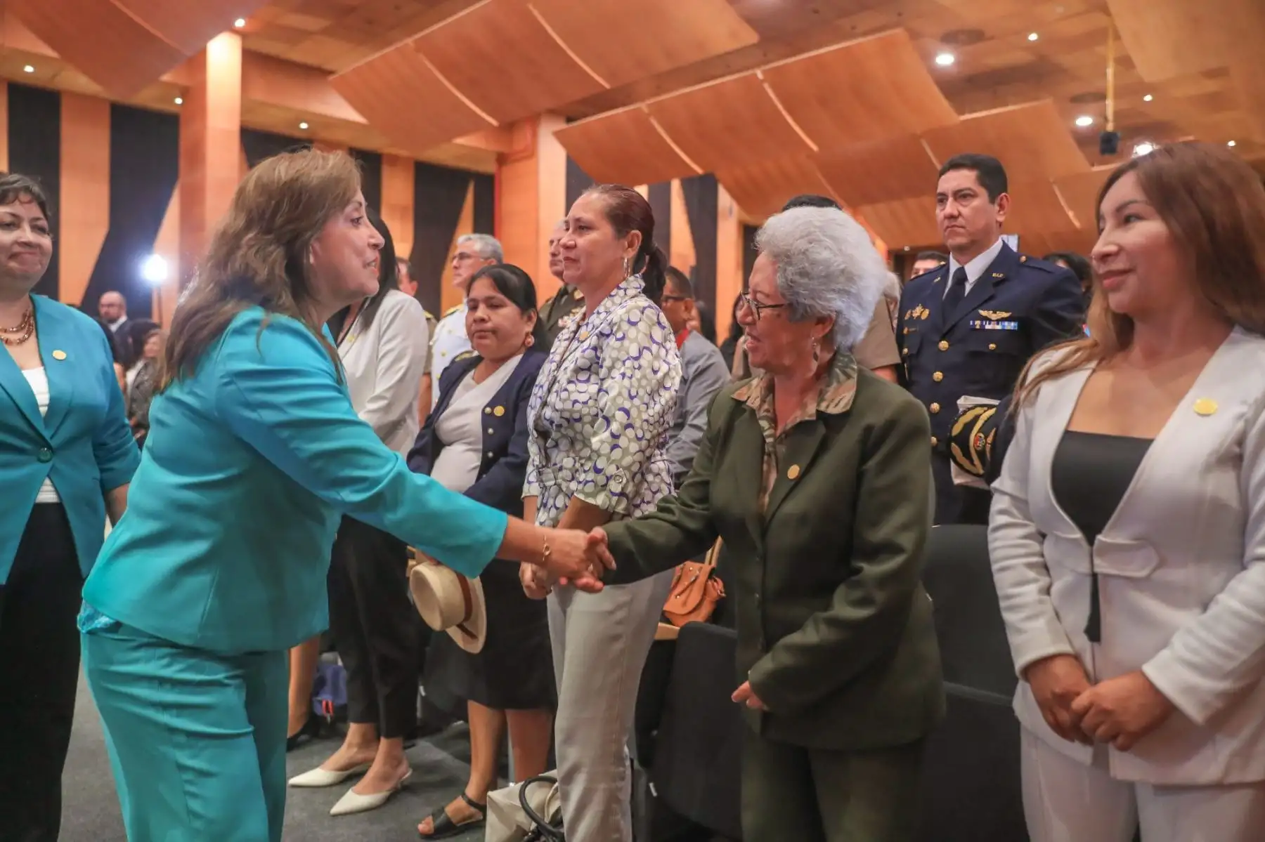 La presidenta Dina Boluarte lidera la ceremonia de entrega de la Orden al Mérito de la Mujer 2025, un reconocimiento a peruanas ejemplares por su compromiso y aporte al desarrollo del país. Foto: ANDINA/Prensa Presidencia