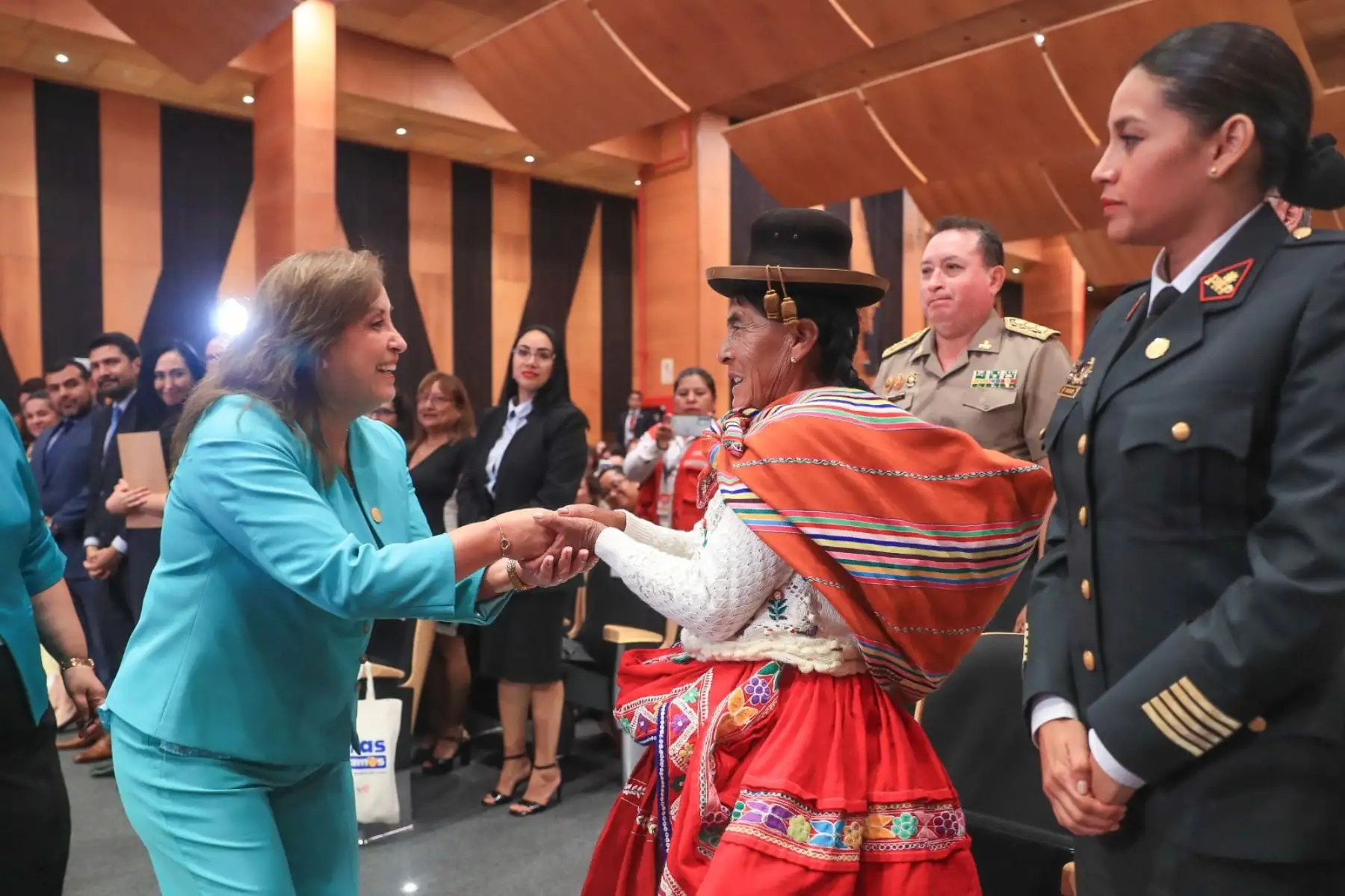 La presidenta Dina Boluarte lidera la ceremonia de entrega de la Orden al Mérito de la Mujer 2025, un reconocimiento a peruanas ejemplares por su compromiso y aporte al desarrollo del país. Foto: ANDINA/Prensa Presidencia