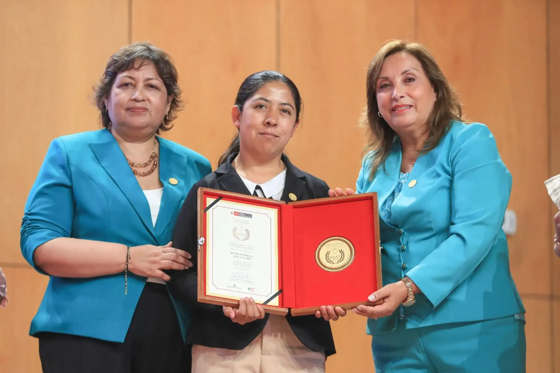 La presidenta Dina Boluarte lidera la ceremonia de entrega de la Orden al Mérito de la Mujer 2025, un reconocimiento a peruanas ejemplares por su compromiso y aporte al desarrollo del país. Foto: ANDINA/Prensa Presidencia
