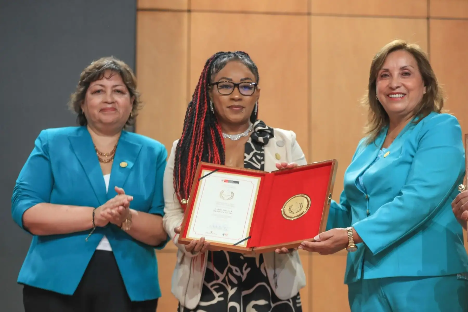 La presidenta Dina Boluarte lidera la ceremonia de entrega de la Orden al Mérito de la Mujer 2025, un reconocimiento a peruanas ejemplares por su compromiso y aporte al desarrollo del país. Foto: ANDINA/Prensa Presidencia