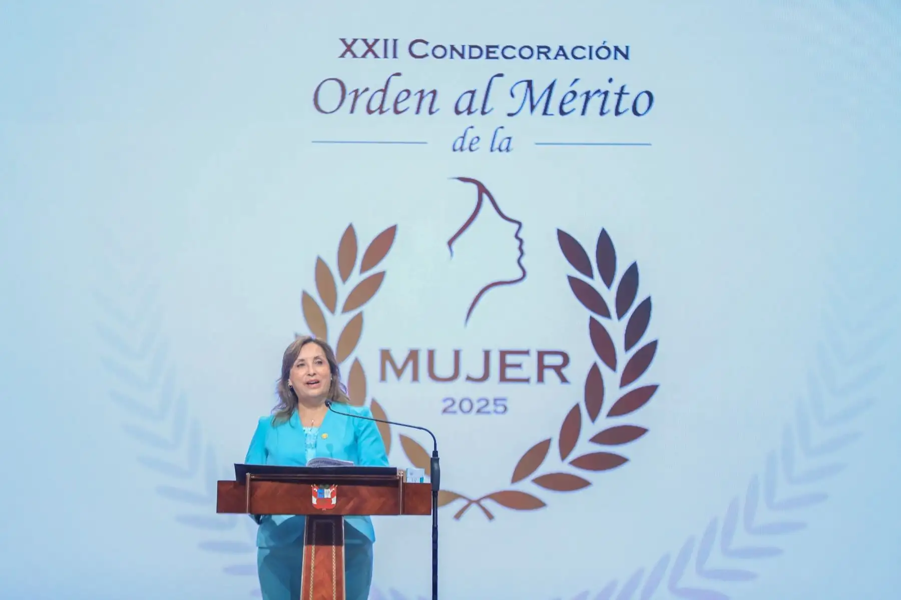 La presidenta Dina Boluarte lidera la ceremonia de entrega de la Orden al Mérito de la Mujer 2025, un reconocimiento a peruanas ejemplares por su compromiso y aporte al desarrollo del país. Foto: ANDINA/Prensa Presidencia