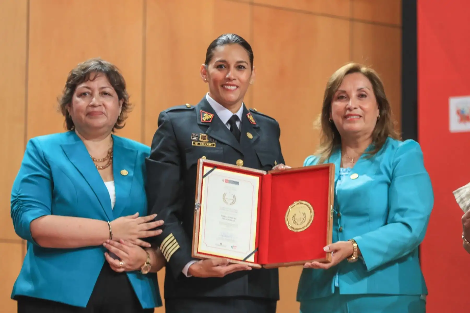La presidenta Dina Boluarte lidera la ceremonia de entrega de la Orden al Mérito de la Mujer 2025, un reconocimiento a peruanas ejemplares por su compromiso y aporte al desarrollo del país. Foto: ANDINA/Prensa Presidencia