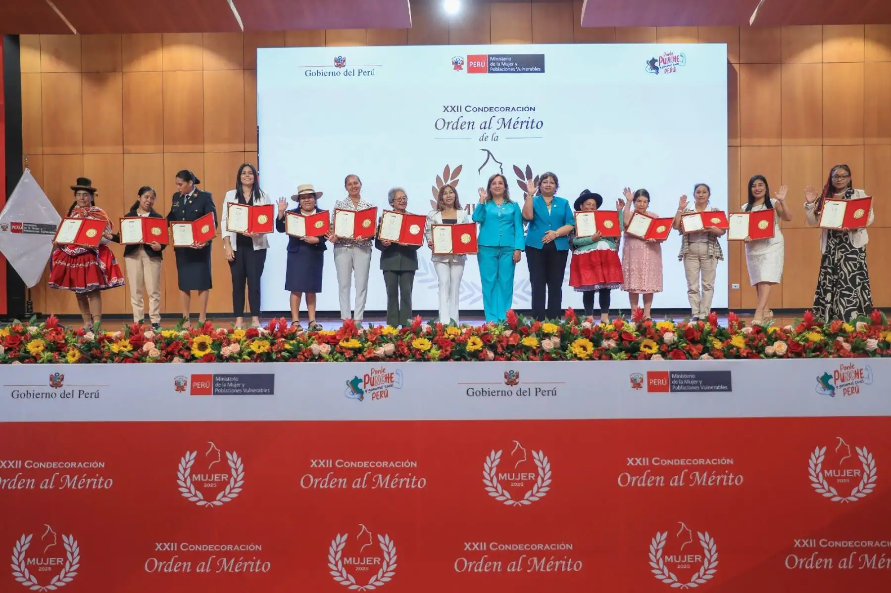 La presidenta Dina Boluarte lidera la ceremonia de entrega de la Orden al Mérito de la Mujer 2025, un reconocimiento a peruanas ejemplares por su compromiso y aporte al desarrollo del país. Foto: ANDINA/Prensa Presidencia