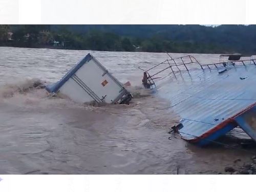 Un camión que transportaba alimentos cayó a las caudalosas aguas del río Apurímac cuando era transportado en una plataforma fluvial y el chofer salvo de morir. El incidente ocurrió en el Vraem.