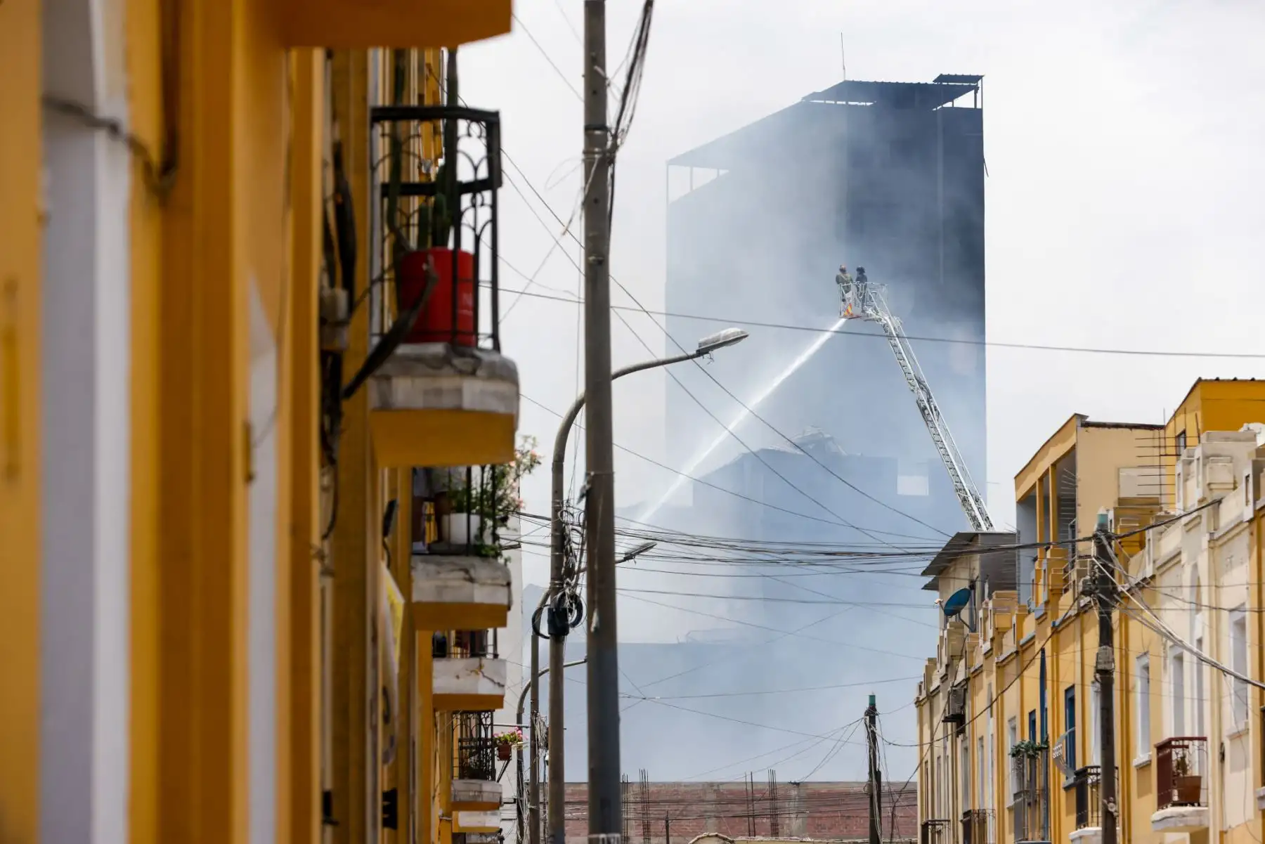 Bomberos continúan luchando sin descanso contra el incendio en Barrios Altos, que ya supera las 60 horas activo, enfrentando llamas intensas y condiciones adversas. El siniestro ha dejado numerosos damnificados, quienes reciben atención de las autoridades para salvaguardar su bienestar. Equipos de emergencia de diversas instituciones y organismos del Estado trabajan coordinadamente en la zona para controlar el fuego y evaluar los daños. Fotos: ANDINA/Luis Iparraguirre