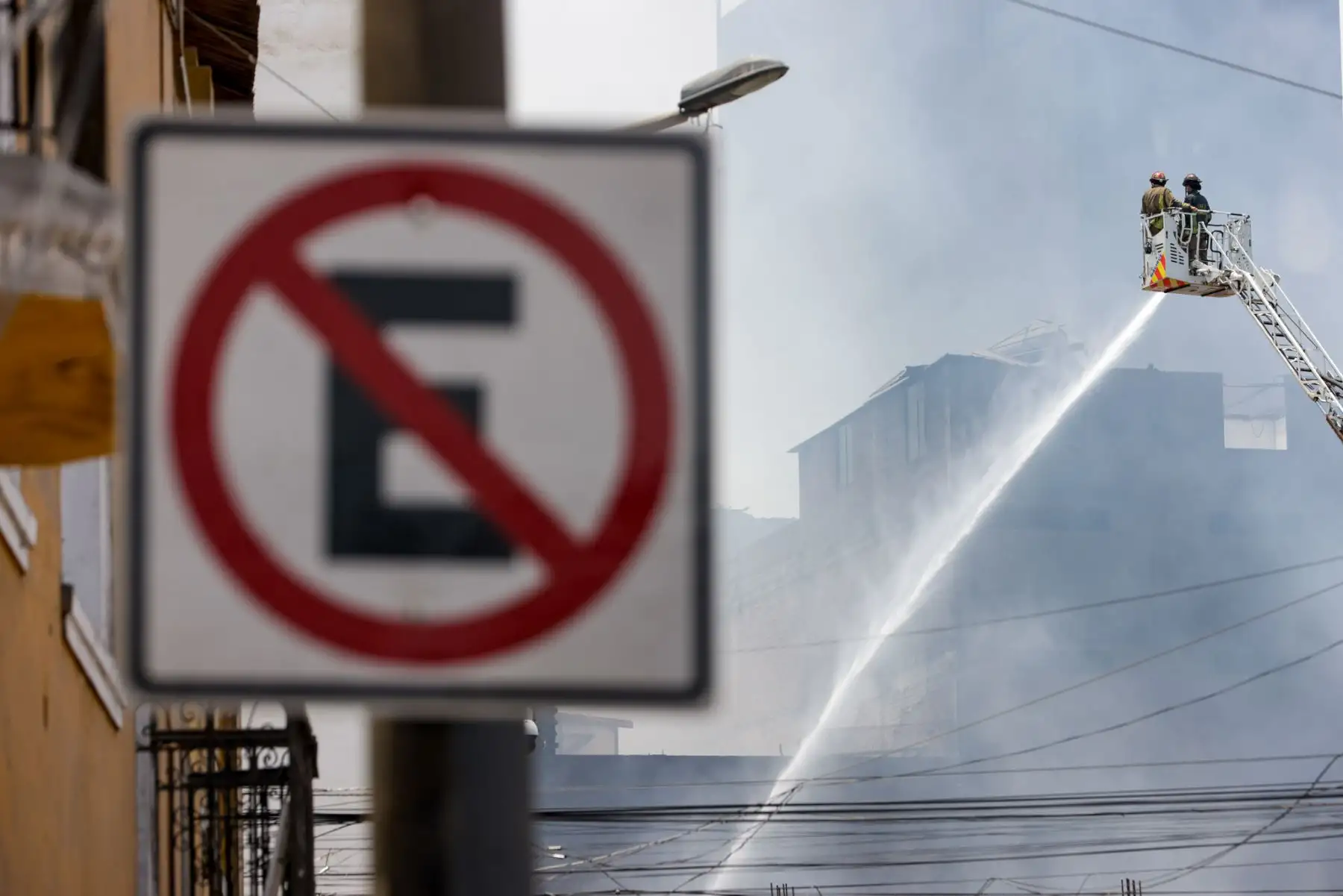 Bomberos continúan luchando sin descanso contra el incendio en Barrios Altos, que ya supera las 60 horas activo, enfrentando llamas intensas y condiciones adversas. El siniestro ha dejado numerosos damnificados, quienes reciben atención de las autoridades para salvaguardar su bienestar. Equipos de emergencia de diversas instituciones y organismos del Estado trabajan coordinadamente en la zona para controlar el fuego y evaluar los daños. Fotos: ANDINA/Luis Iparraguirre