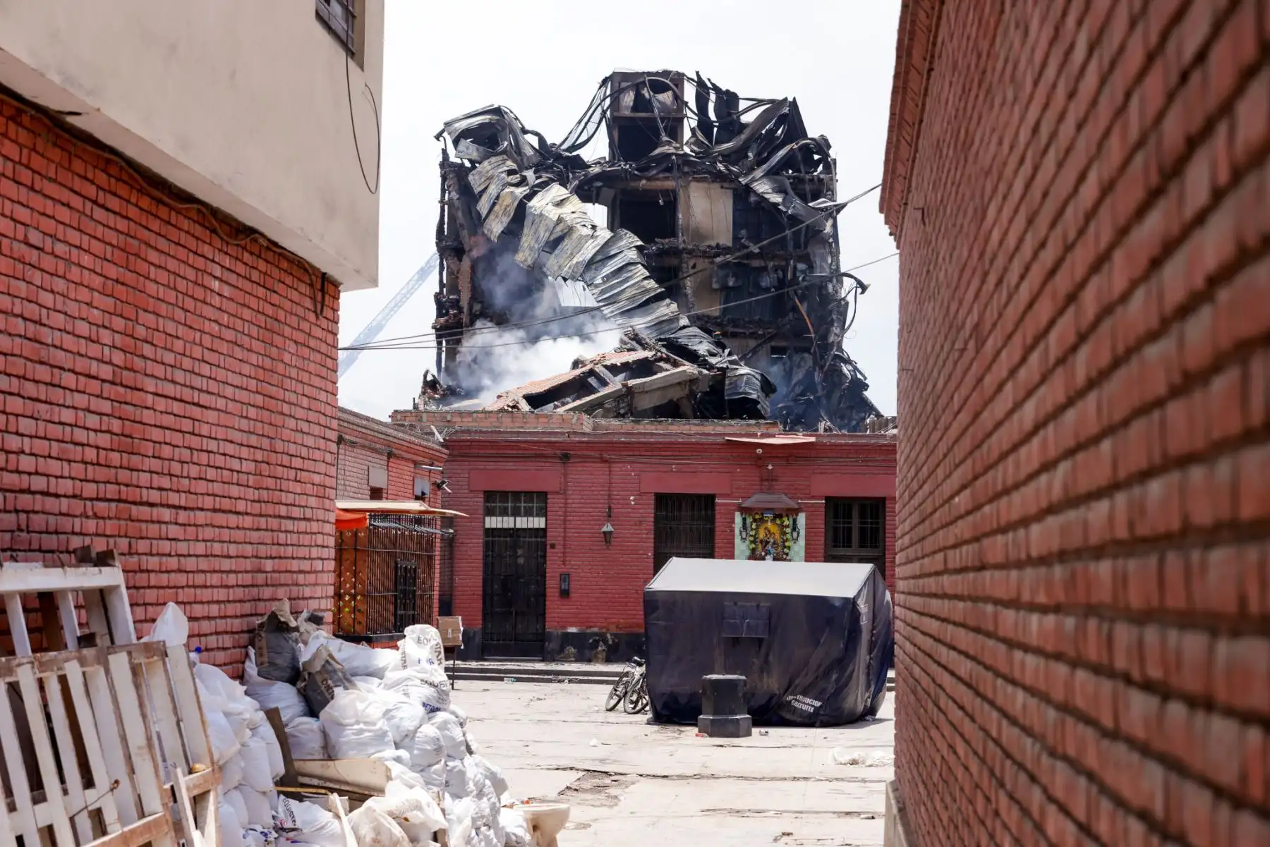 Bomberos continúan luchando sin descanso contra el incendio en Barrios Altos, que ya supera las 60 horas activo, enfrentando llamas intensas y condiciones adversas. El siniestro ha dejado numerosos damnificados, quienes reciben atención de las autoridades para salvaguardar su bienestar. Equipos de emergencia de diversas instituciones y organismos del Estado trabajan coordinadamente en la zona para controlar el fuego y evaluar los daños. Fotos: ANDINA/Luis Iparraguirre