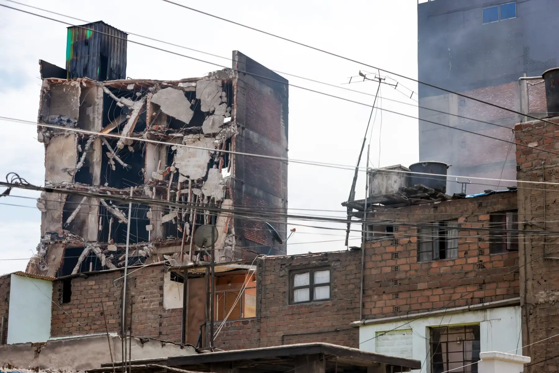 Bomberos continúan luchando sin descanso contra el incendio en Barrios Altos, que ya supera las 60 horas activo, enfrentando llamas intensas y condiciones adversas. El siniestro ha dejado numerosos damnificados, quienes reciben atención de las autoridades para salvaguardar su bienestar. Equipos de emergencia de diversas instituciones y organismos del Estado trabajan coordinadamente en la zona para controlar el fuego y evaluar los daños. Fotos: ANDINA/Luis Iparraguirre