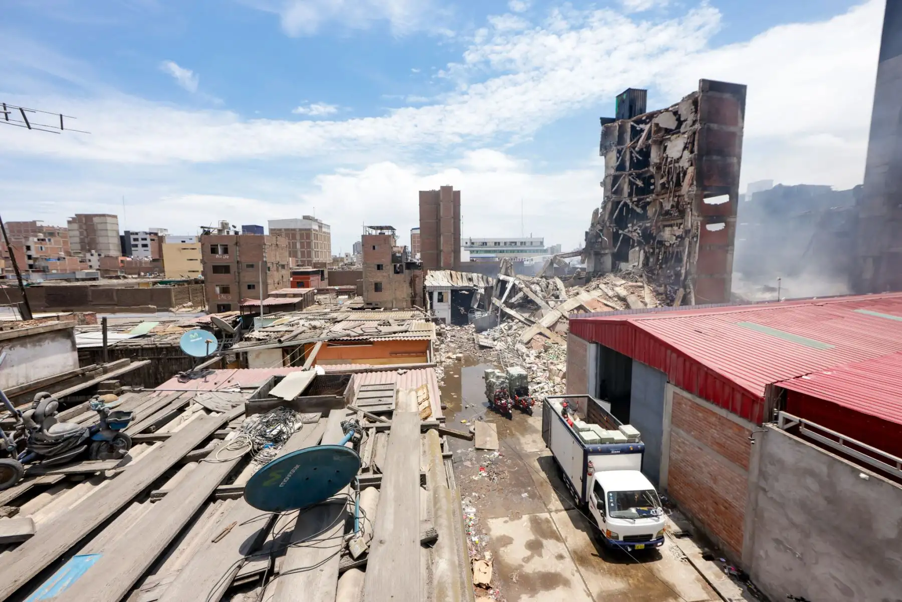 Bomberos continúan luchando sin descanso contra el incendio en Barrios Altos, que ya supera las 60 horas activo, enfrentando llamas intensas y condiciones adversas. El siniestro ha dejado numerosos damnificados, quienes reciben atención de las autoridades para salvaguardar su bienestar. Equipos de emergencia de diversas instituciones y organismos del Estado trabajan coordinadamente en la zona para controlar el fuego y evaluar los daños. Fotos: ANDINA/Luis Iparraguirre