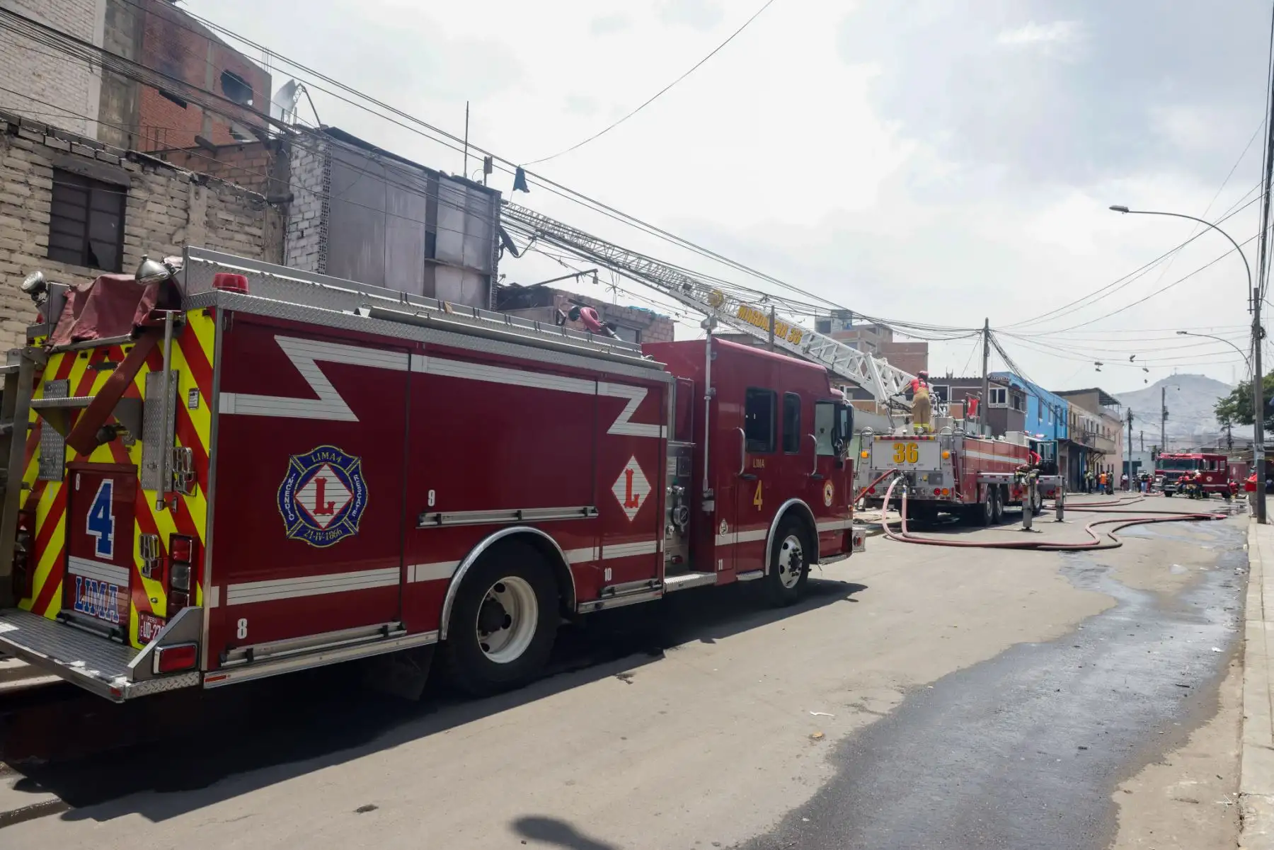 Bomberos continúan luchando sin descanso contra el incendio en Barrios Altos, que ya supera las 60 horas activo, enfrentando llamas intensas y condiciones adversas. El siniestro ha dejado numerosos damnificados, quienes reciben atención de las autoridades para salvaguardar su bienestar. Equipos de emergencia de diversas instituciones y organismos del Estado trabajan coordinadamente en la zona para controlar el fuego y evaluar los daños. Fotos: ANDINA/Luis Iparraguirre