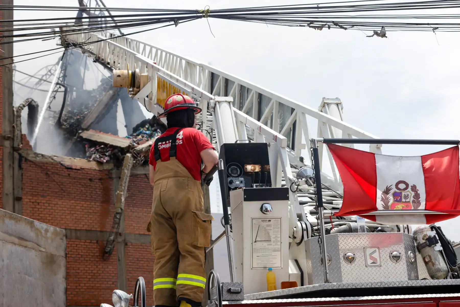 Bomberos continúan luchando sin descanso contra el incendio en Barrios Altos, que ya supera las 60 horas activo, enfrentando llamas intensas y condiciones adversas. El siniestro ha dejado numerosos damnificados, quienes reciben atención de las autoridades para salvaguardar su bienestar. Equipos de emergencia de diversas instituciones y organismos del Estado trabajan coordinadamente en la zona para controlar el fuego y evaluar los daños. Fotos: ANDINA/Luis Iparraguirre