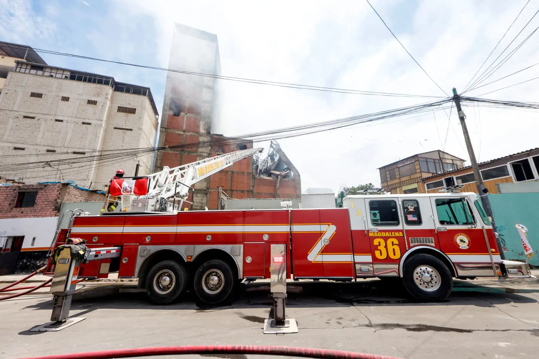 Bomberos continúan luchando sin descanso contra el incendio en Barrios Altos, que ya supera las 60 horas activo, enfrentando llamas intensas y condiciones adversas. El siniestro ha dejado numerosos damnificados, quienes reciben atención de las autoridades para salvaguardar su bienestar. Equipos de emergencia de diversas instituciones y organismos del Estado trabajan coordinadamente en la zona para controlar el fuego y evaluar los daños. Fotos: ANDINA/Luis Iparraguirre