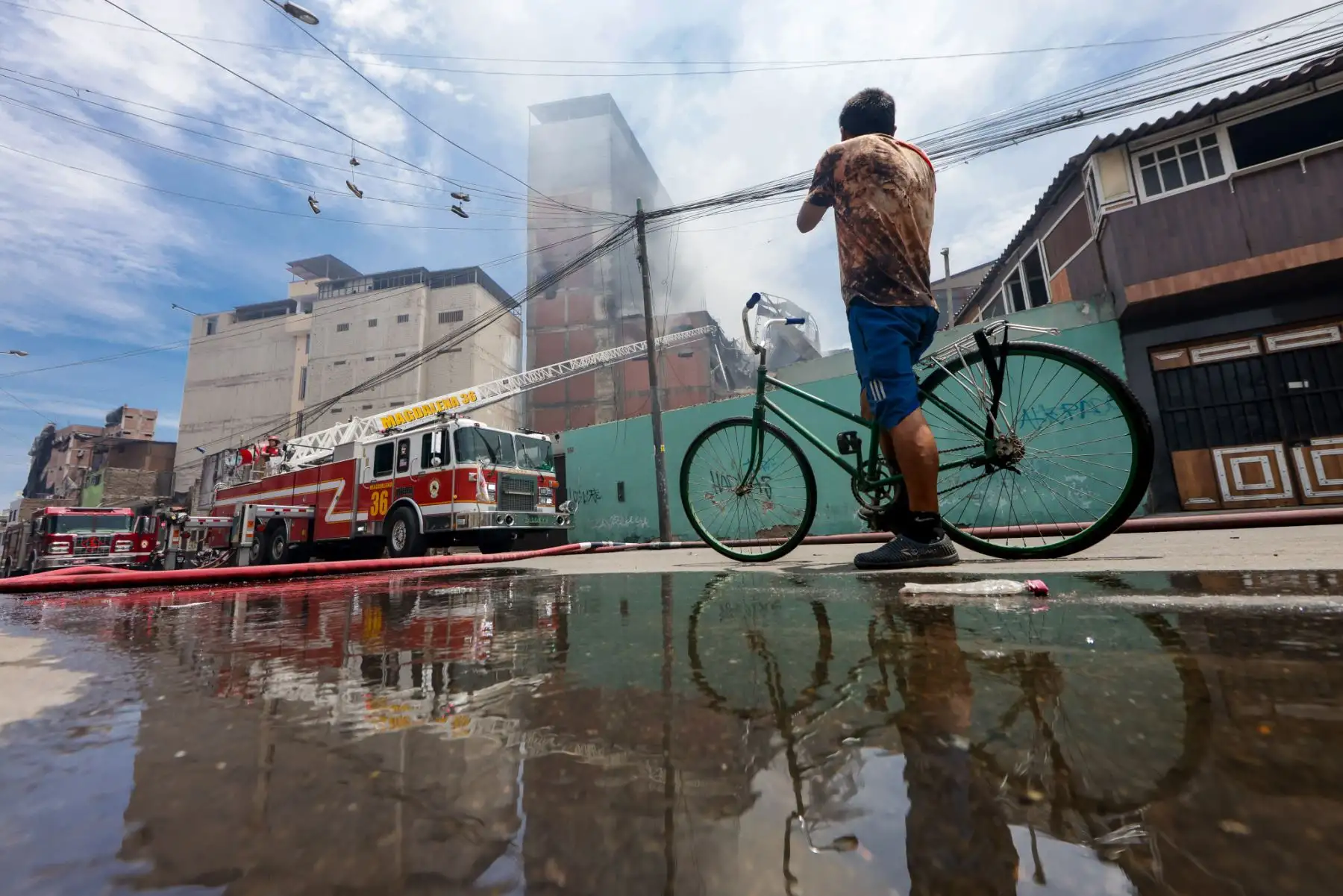Bomberos continúan luchando sin descanso contra el incendio en Barrios Altos, que ya supera las 60 horas activo, enfrentando llamas intensas y condiciones adversas. El siniestro ha dejado numerosos damnificados, quienes reciben atención de las autoridades para salvaguardar su bienestar. Equipos de emergencia de diversas instituciones y organismos del Estado trabajan coordinadamente en la zona para controlar el fuego y evaluar los daños. Fotos: ANDINA/Luis Iparraguirre