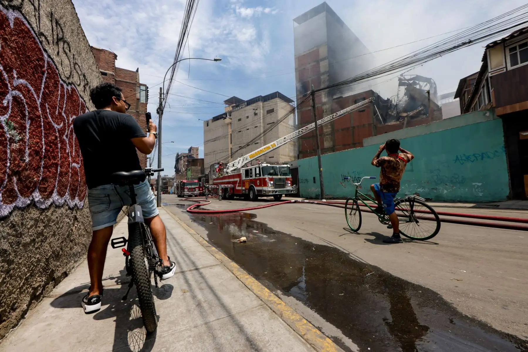 Bomberos continúan luchando sin descanso contra el incendio en Barrios Altos, que ya supera las 60 horas activo, enfrentando llamas intensas y condiciones adversas. El siniestro ha dejado numerosos damnificados, quienes reciben atención de las autoridades para salvaguardar su bienestar. Equipos de emergencia de diversas instituciones y organismos del Estado trabajan coordinadamente en la zona para controlar el fuego y evaluar los daños. Fotos: ANDINA/Luis Iparraguirre