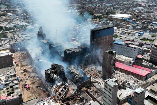 Así se observa el incendio en el Centro de Lima: Bomberos llevan más de 60 horas de lucha contra el fuego