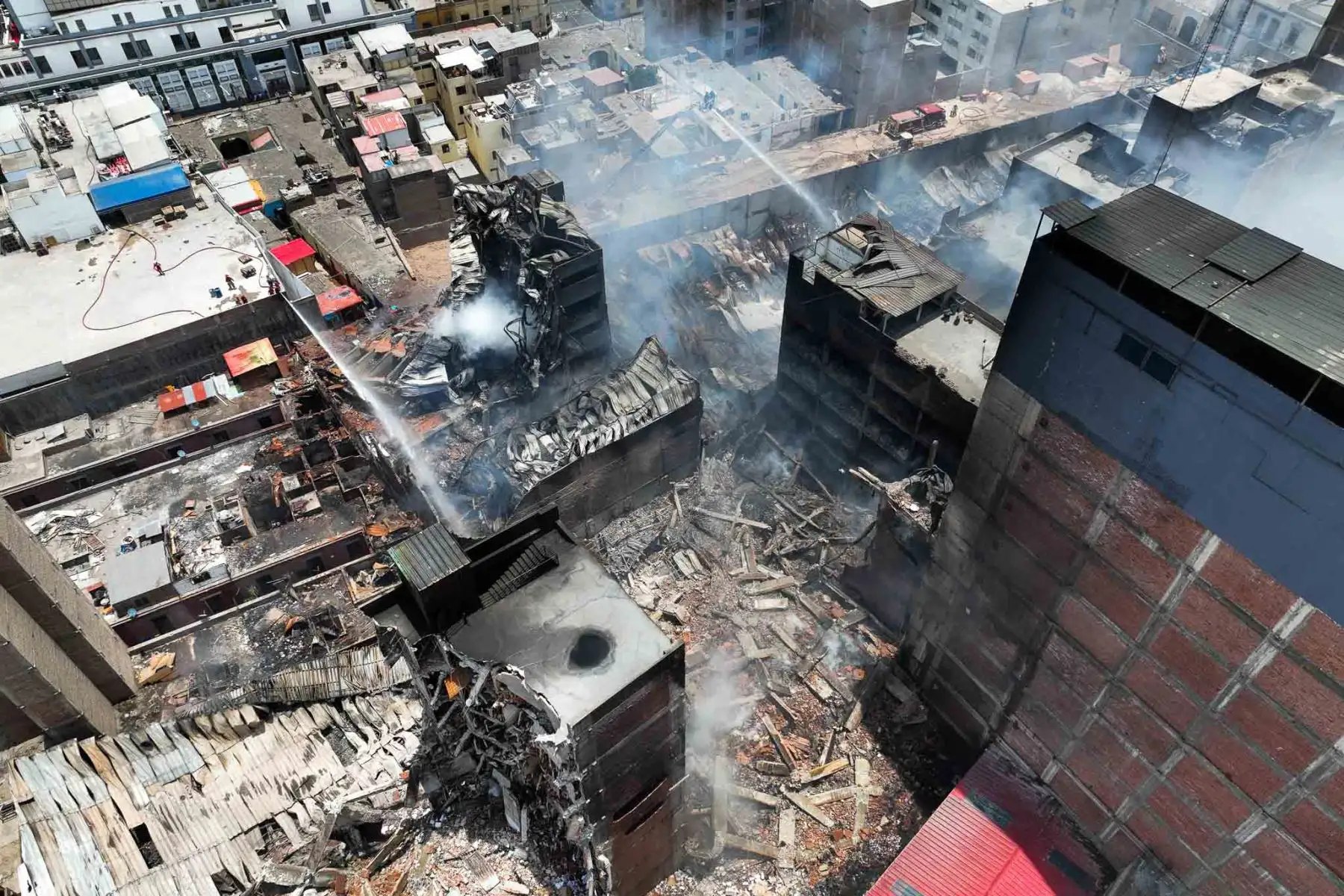 El Minsa dispuso el cierre temporal de la puerta de Emergencias del INMP y habilitó una nueva entrada para evitar riesgos y facilitar el trabajo de los bomberos en la zona afectada. Foto: ANDINA/ Daniel Bracamonte