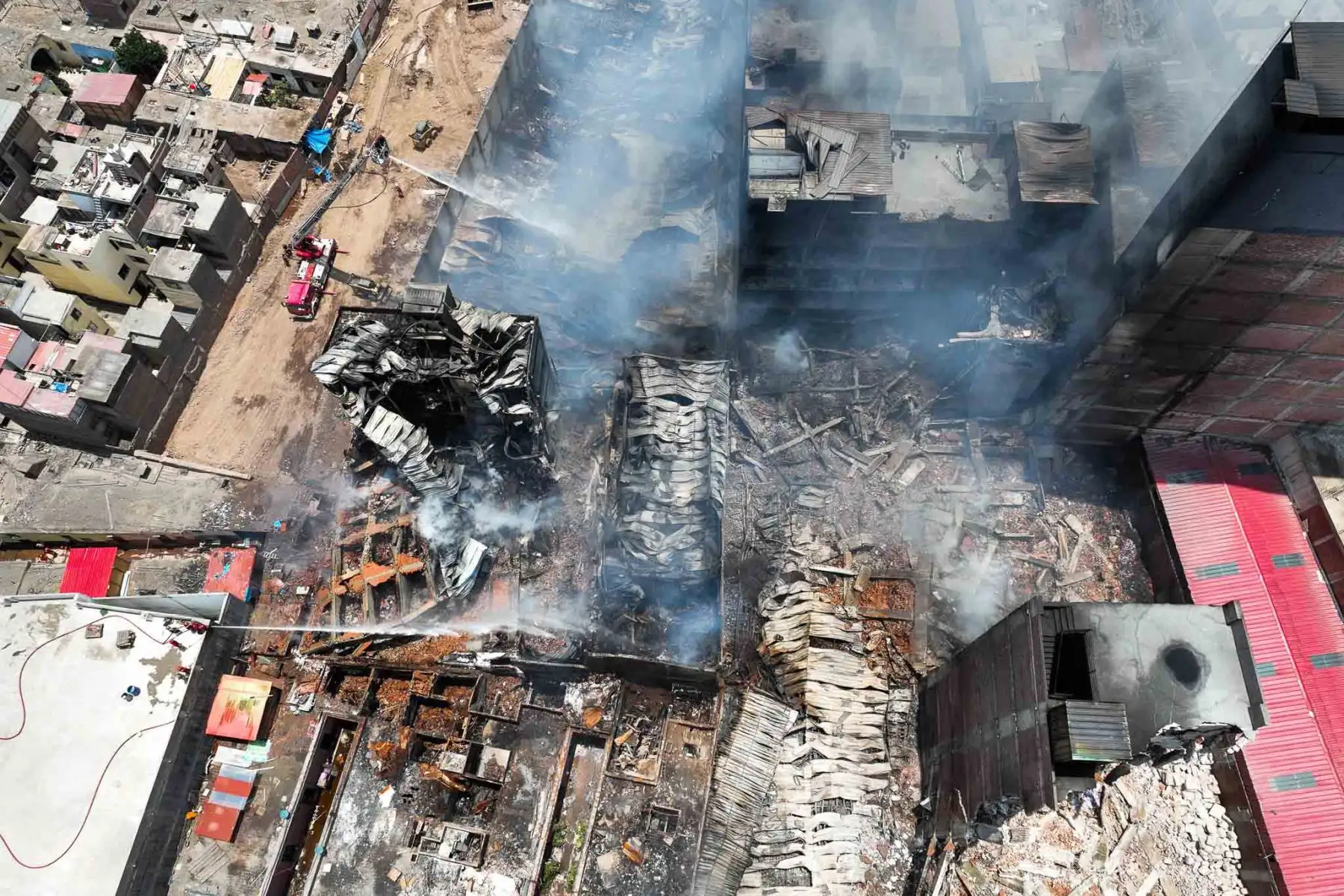 El Minsa dispuso el cierre temporal de la puerta de Emergencias del INMP y habilitó una nueva entrada para evitar riesgos y facilitar el trabajo de los bomberos en la zona afectada. Foto: ANDINA/ Daniel Bracamonte