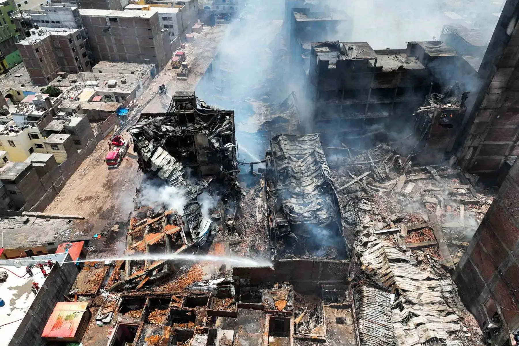 El Minsa dispuso el cierre temporal de la puerta de Emergencias del INMP y habilitó una nueva entrada para evitar riesgos y facilitar el trabajo de los bomberos en la zona afectada. Foto: ANDINA/ Daniel Bracamonte