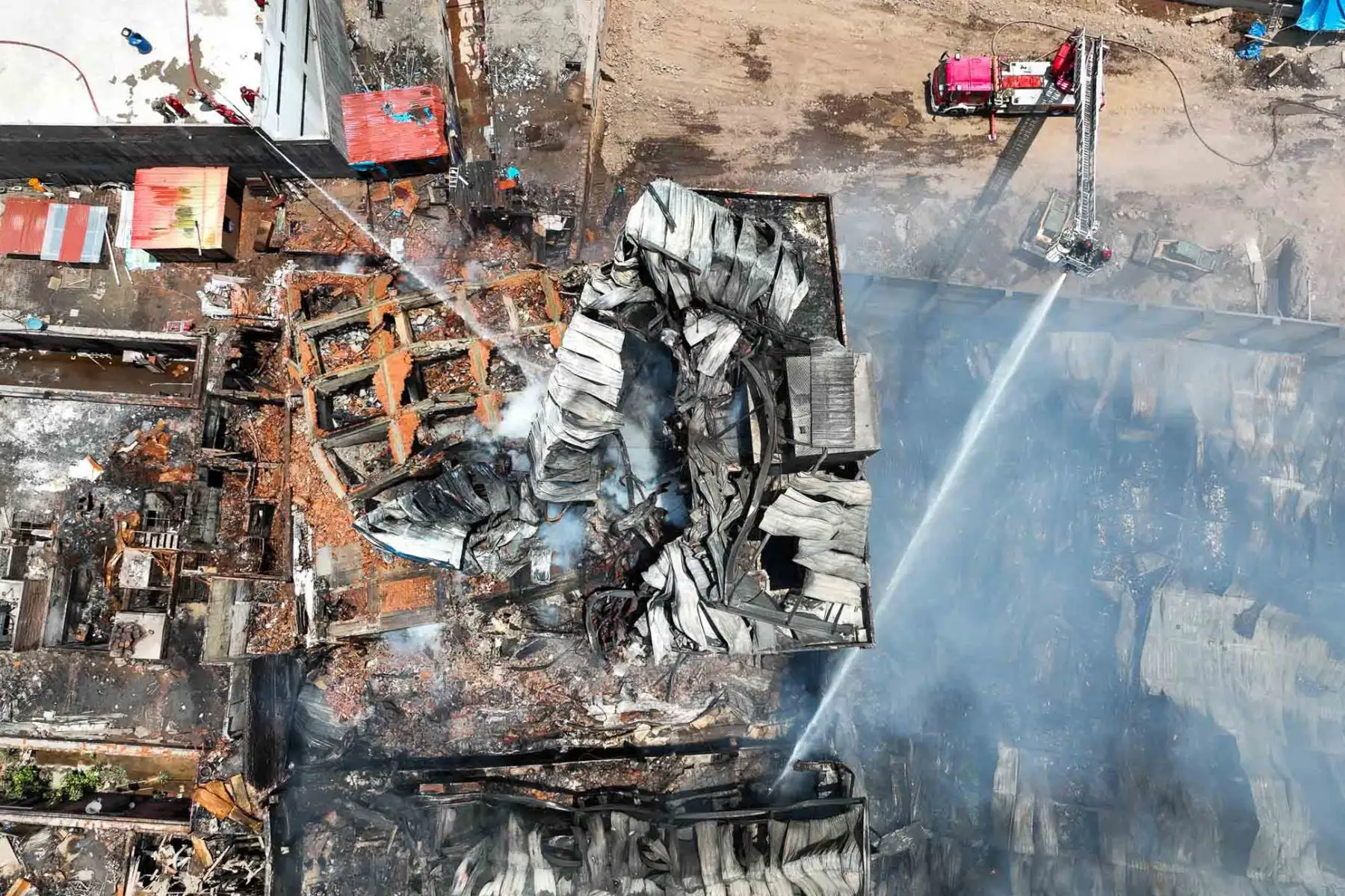 Así quedaron los restos de los inmuebles ubicados a la altura de la cuadra 4 del Jr. Cangallo en el Cercado de Lima, tras ser controlado el gran incendio que los consumió desde hace casi 3 días. Foto: ANDINA/Daniel Bracamonte