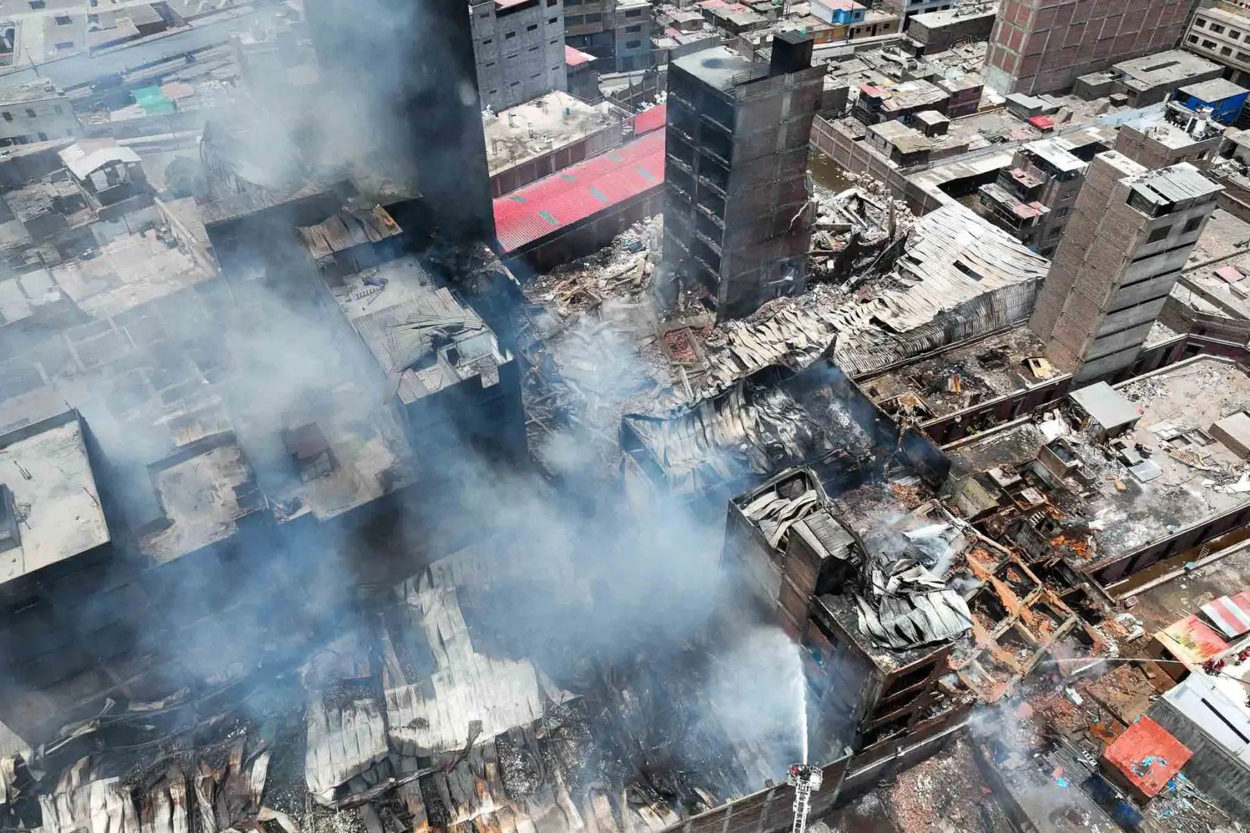 Así quedaron los restos de los inmuebles ubicados a la altura de la cuadra 4 del Jr. Cangallo en el Cercado de Lima, tras ser controlado el gran incendio que los consumió desde hace casi 3 días. Foto: ANDINA/Daniel Bracamonte