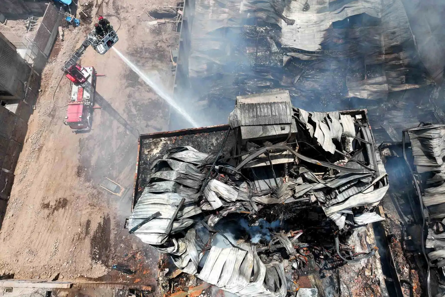 Así quedaron los restos de los inmuebles ubicados a la altura de la cuadra 4 del Jr. Cangallo en el Cercado de Lima, tras ser controlado el gran incendio que los consumió desde hace casi 3 días. Foto: ANDINA/Daniel Bracamonte