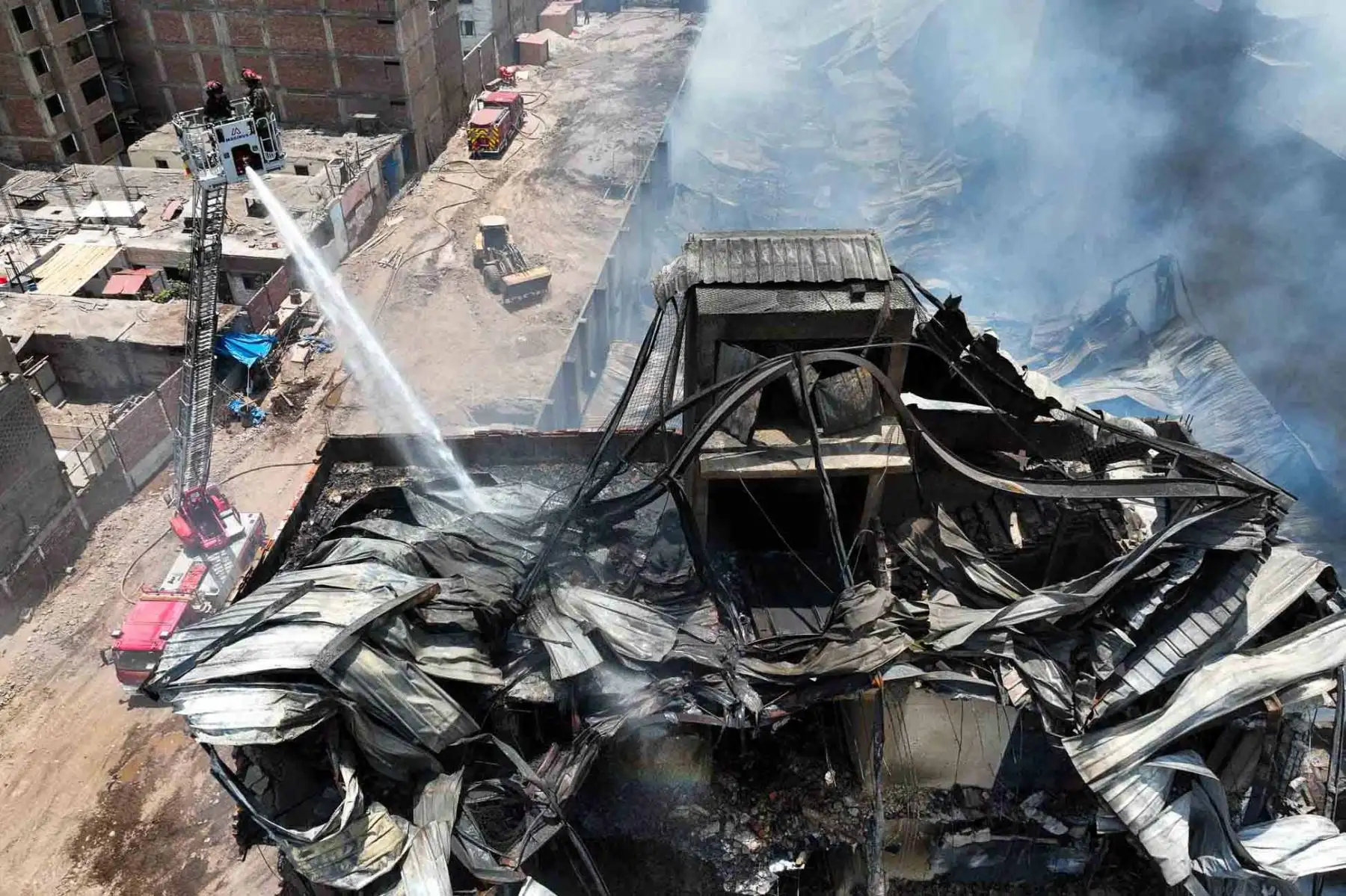 Así quedaron los restos de los inmuebles ubicados a la altura de la cuadra 4 del Jr. Cangallo en el Cercado de Lima, tras ser controlado el gran incendio que los consumió desde hace casi 3 días. Foto: ANDINA/Daniel Bracamonte