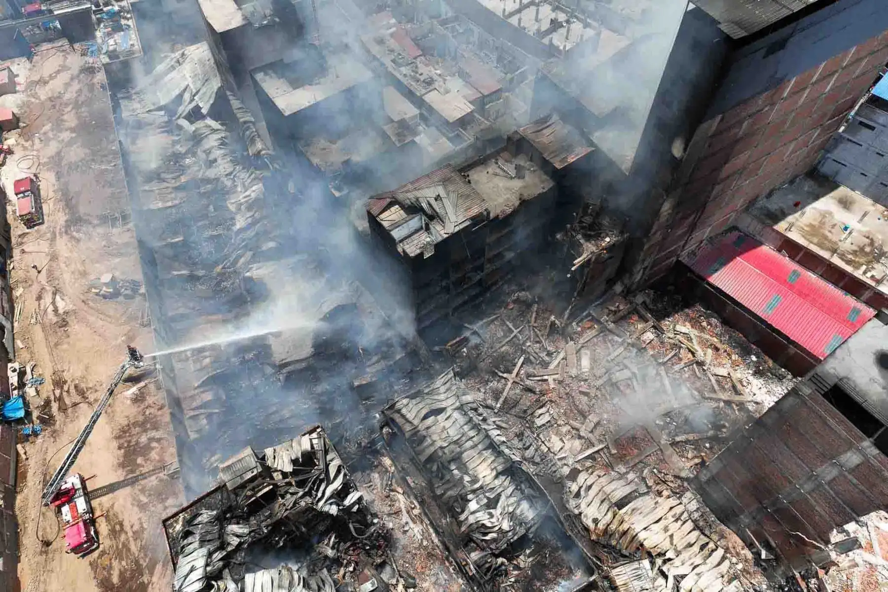 Así quedaron los restos de los inmuebles ubicados a la altura de la cuadra 4 del Jr. Cangallo en el Cercado de Lima, tras ser controlado el gran incendio que los consumió desde hace casi 3 días. Foto: ANDINA/Daniel Bracamonte