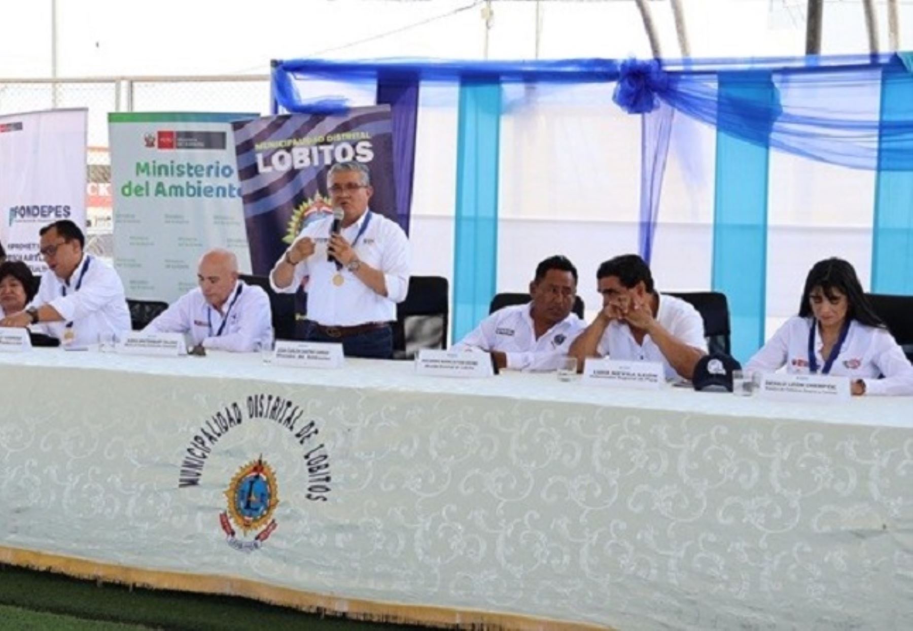 Una comitiva del Poder Ejecutivo, encabezada por el titular del Ambiente, Juan Carlos Castro, se reunió hoy con autoridades locales y representantes de los pobladores del distrito de Lobitos, en Piura, con el objetivo de adoptar medidas para reactivar la economía local y atender las necesidades de los pescadores. ANDINA/Difusión