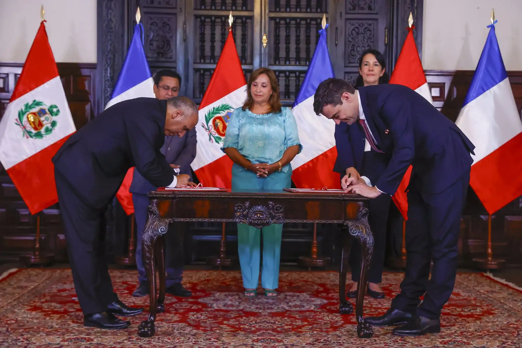 Suscripción de la adenda al contrato de Estado a Estado para la Gestión del Proyecto del Hospital Regional “Manuel Núñez Butron”, de Puno. Foto: ANDINA/Prensa Presidencia