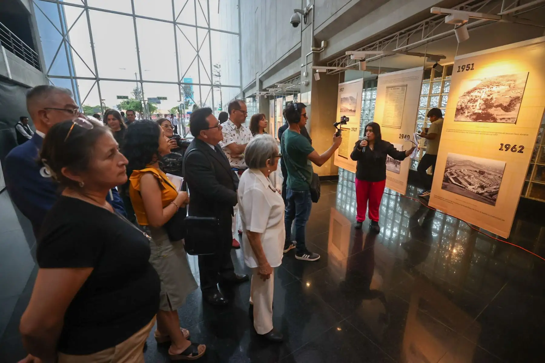 Exposición de galería fotográfica de cárceles peruanas denominada: “Memoria Penitenciaria, construyendo nuestro legado” organizada por el INPE, encabezada por Javier Llaque y en la que participó el director de medios periodísticos de Editora Perú, Félix Paz. Las fotografías expuestas en gran parte de la muestra pertenecen al archivo histórico del diario El Peruano.

Foto: ANDINA/Juan Carlos Guzmán Negrini