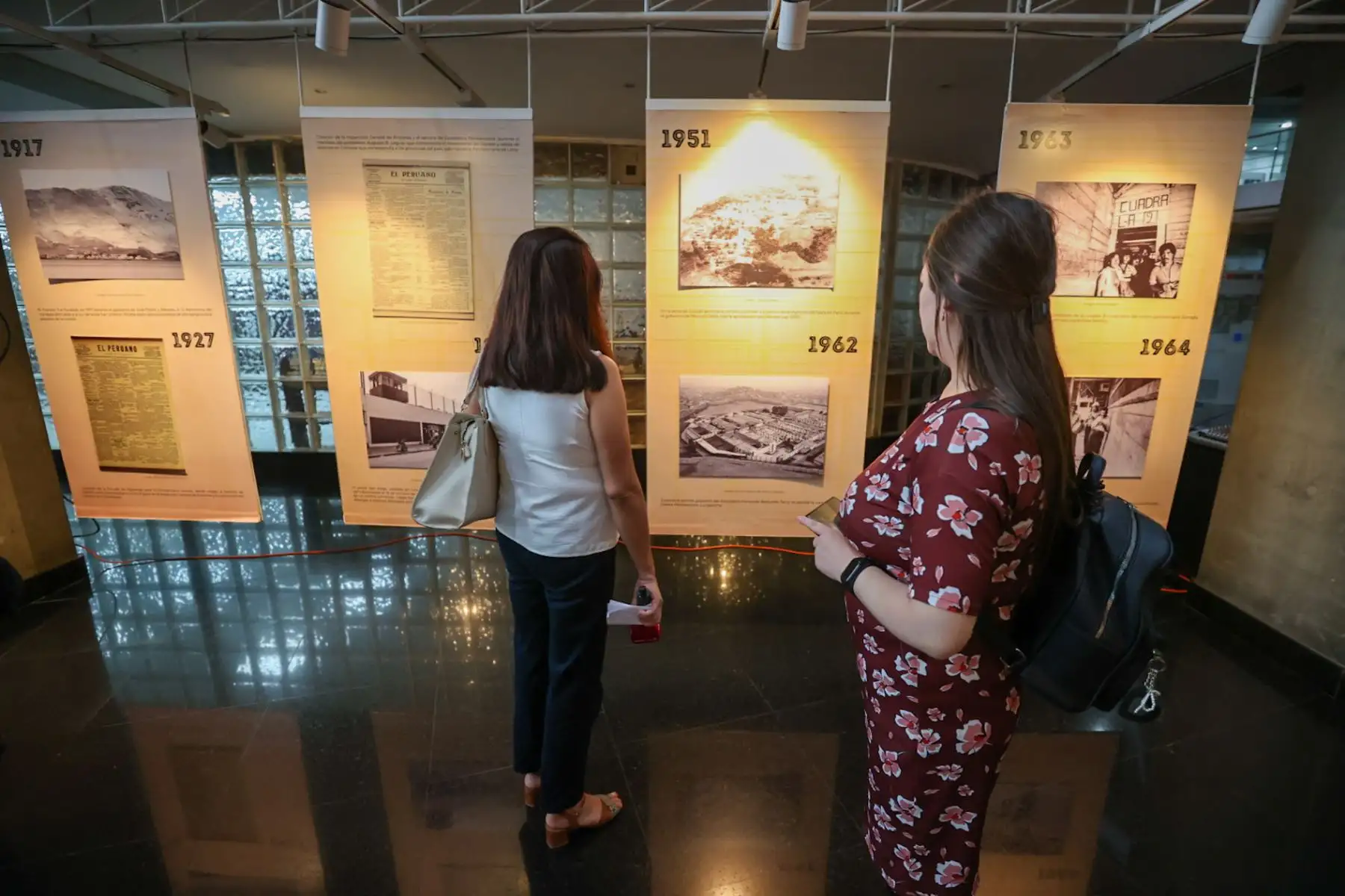 Exposición de galería fotográfica de cárceles peruanas denominada: “Memoria Penitenciaria, construyendo nuestro legado” organizada por el INPE, encabezada por Javier Llaque y en la que participó el director de medios periodísticos de Editora Perú, Félix Paz. Las fotografías expuestas en gran parte de la muestra pertenecen al archivo histórico del diario El Peruano.

Foto: ANDINA/Juan Carlos Guzmán Negrini