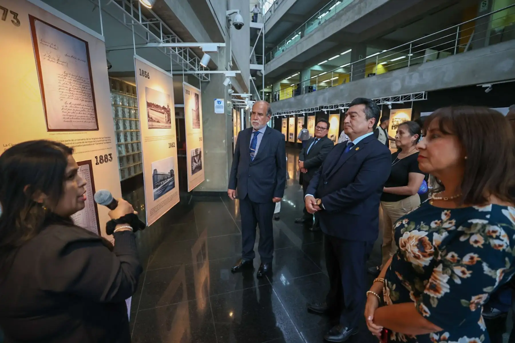Exposición de galería fotográfica de cárceles peruanas denominada: “Memoria Penitenciaria, construyendo nuestro legado” organizada por el INPE, encabezada por Javier Llaque y en la que participó el director de medios periodísticos de Editora Perú, Félix Paz. Las fotografías expuestas en gran parte de la muestra pertenecen al archivo histórico del diario El Peruano.

Foto: ANDINA/Juan Carlos Guzmán Negrini