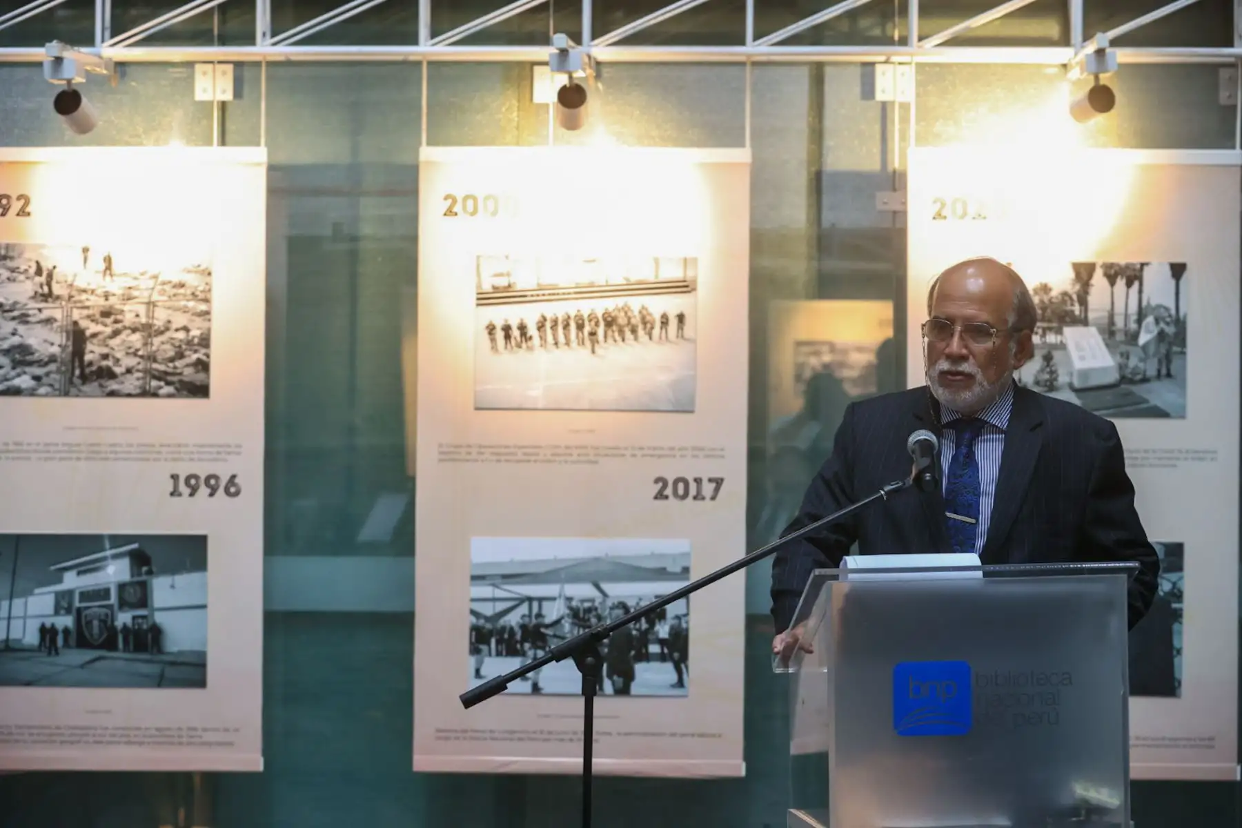 Exposición de galería fotográfica de cárceles peruanas denominada: “Memoria Penitenciaria, construyendo nuestro legado” organizada por el INPE, encabezada por Javier Llaque y en la que participó el director de medios periodísticos de Editora Perú, Félix Paz. Las fotografías expuestas en gran parte de la muestra pertenecen al archivo histórico del diario El Peruano.

Foto: ANDINA/Juan Carlos Guzmán Negrini