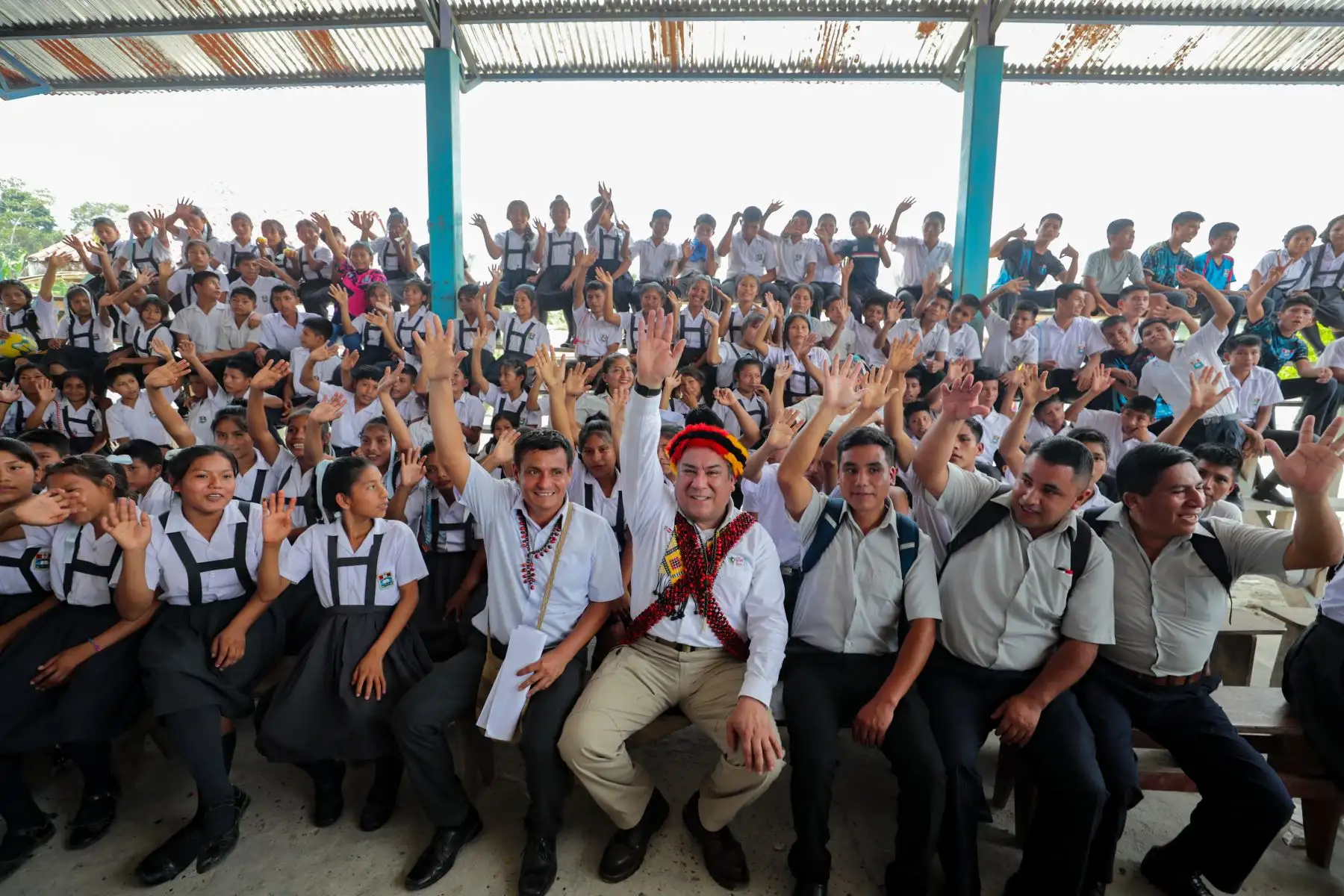 En Amazonas, el jefe del Gabinete Ministerial supervisó la entrega de bienes y utensilios a escolares de la institución educativa "Weepiu Yuu Kuyu", ubicado en el centro poblado de Urakusa, distrito de Santa María de Nieva, provincia de Condorcanqui. Foto: ANDINA/PCM