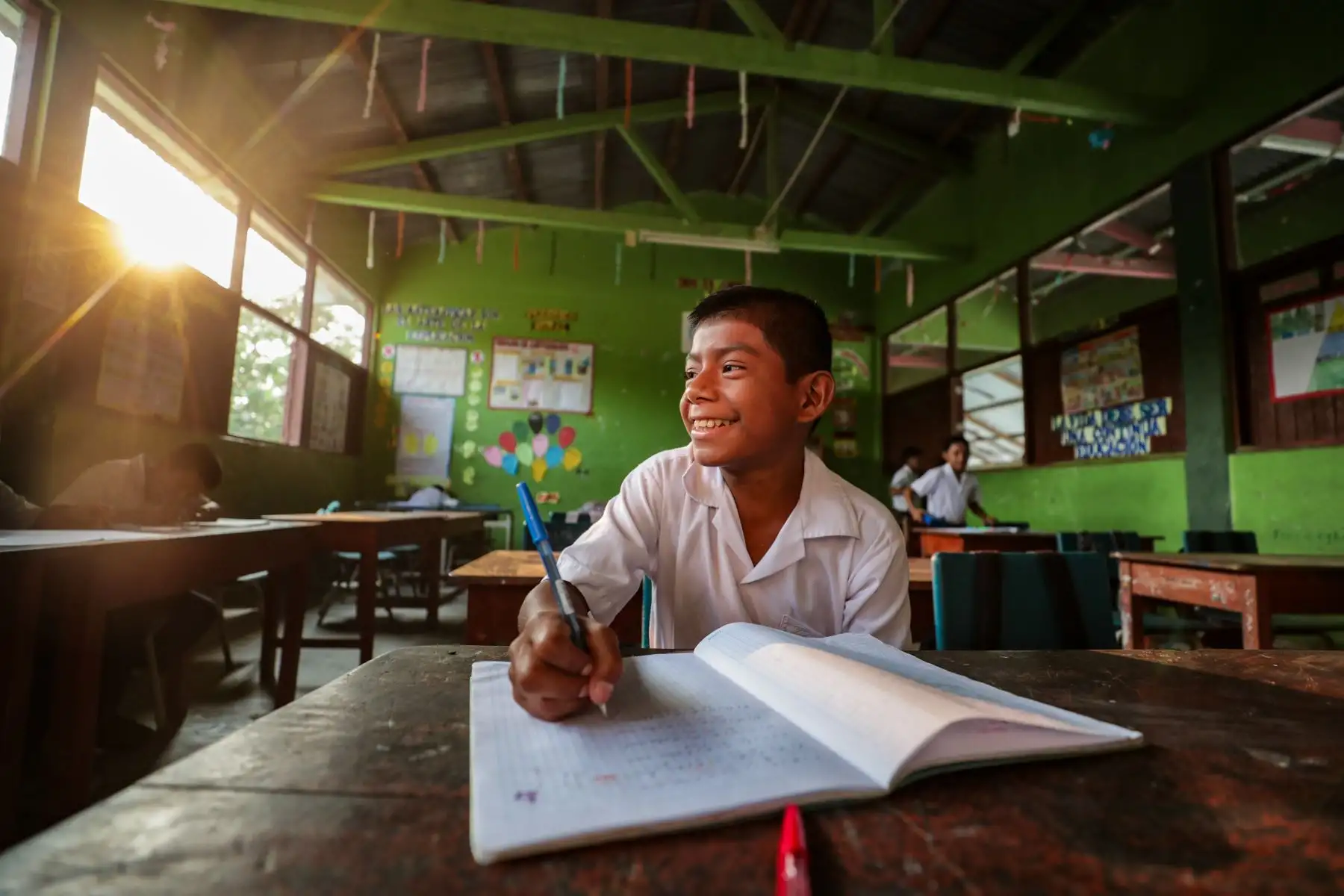Niñas, niños y adolescentes de las comunidades nativas de la Amazonía se vieron beneficiados con una intervención multisectorial que apuntó a mejorar las condiciones de habitabilidad de sus escuelas. Foto: ANDINA/PCM