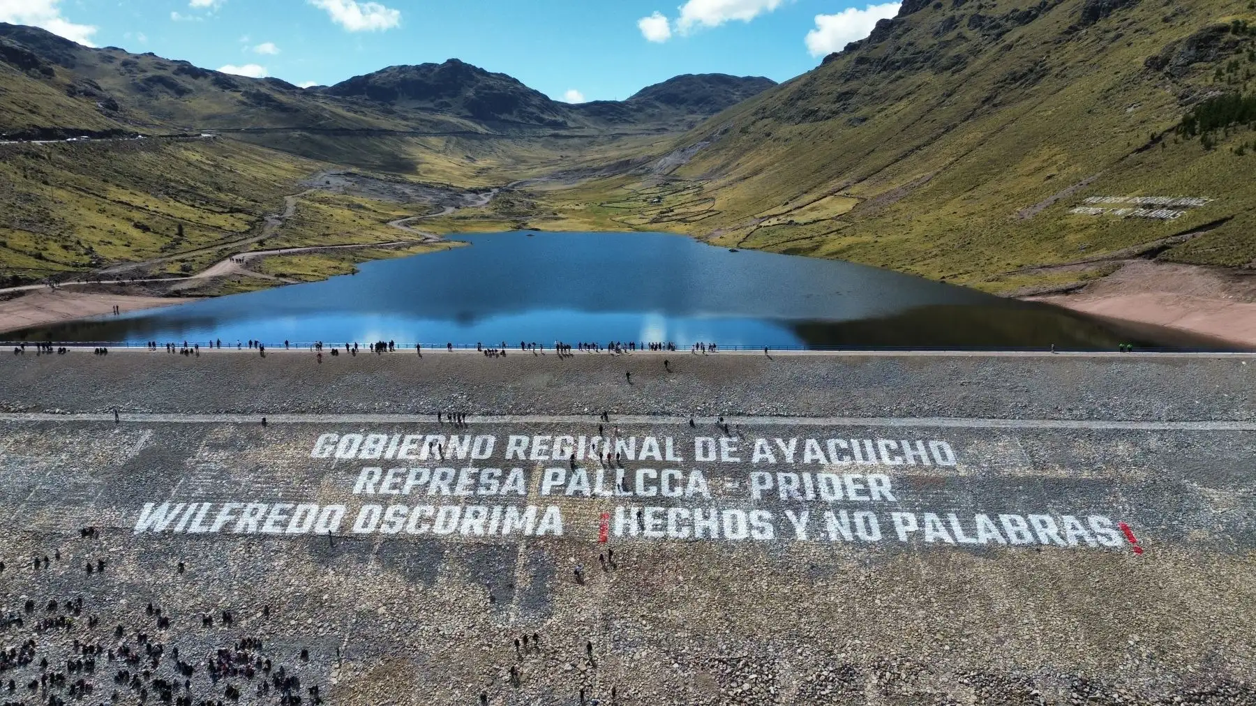 En Huamanga, Ayacucho, el premier Gustavo Adrianzén inauguró la represa Pallcca, obra que permitirá almacenar más de 2 millones de metros cúbicos de agua, en beneficio de cientos de agricultores. Foto: ANDINA/PCM